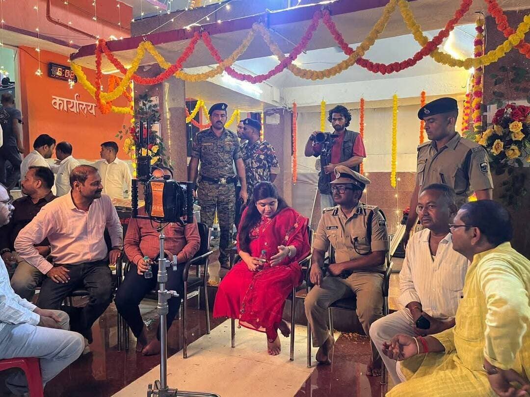 🎬 देव में छठ महापर्व पर बन रही फिल्म की शूटिंग का DM-SP ने किया अवलोकन, राष्ट्रीय फिल्म मानचित्र पर चमकेगा औरंगाबाद! 🌅🙏
औरंगाबाद से बड़ी खबर | देव
औरंगाबाद जिले के ऐतिहासिक एवं धार्मिक स्थल देव में छठ महापर्व की थीम पर आधारित फिल्म की शूटिंग का मंगलवार को जिलाधिकारी अभिलाषा शर्मा एवं पुलिस अधीक्षक उपेंद्रनाथ वर्मा ने संयुक्त रूप से अवलोकन किया। इस दौरान दोनों अधिकारियों ने फिल्म शूटिंग से जुड़ी व्यवस्थाओं का जायजा लिया।
🌞 छठ की महिमा अब बड़े पर्दे पर!
देव की पहचान भगवान सूर्य और छठ महापर्व की आस्था से जुड़ी हुई है। ऐसे में मुंबई से आई फिल्म निर्माण टीम द्वारा यहां शूटिंग किया जाना जिले के लिए महत्वपूर्ण उपलब्धि माना जा रहा है। फिल्म के माध्यम से देव की धार्मिक परंपराओं, समृद्ध सांस्कृतिक विरासत और ऐतिहासिक महत्व को व्यापक दर्शक वर्ग तक पहुंचाने का अवसर मिलेगा।
🎥 फिल्म पर्यटन को मिलेगा बढ़ावा, रोजगार के खुलेंगे अवसर
जिला प्रशासन के अनुसार, इस तरह की पहल से देव और औरंगाबाद को राष्ट्रीय फिल्म शूटिंग मानचित्र पर पहचान मिलने की संभावना बढ़ेगी। साथ ही बिहार के अन्य ऐतिहासिक एवं धार्मिक स्थलों की ओर भी फिल्म निर्माताओं का आकर्षण बढ़ सकता है। इससे फिल्म पर्यटन को प्रोत्साहन मिलने के साथ स्थानीय स्तर पर रोजगार के नए अवसर सृजित होने की उम्मीद है।
जिला प्रशासन जिले की धार्मिक, सांस्कृतिक एवं ऐतिहासिक विरासत को राष्ट्रीय स्तर पर पहचान दिलाने के लिए प्रयासरत है।
देव की आस्था, छठ की महिमा और औरंगाबाद की विरासत—अब बड़े पर्दे पर दिखेगी बिहार की सांस्कृतिक पहचान! 🙏🎬
#BharatCrimeLiveNews #BharatCrimeLive #देव #औरंगाबाद #छठमहापर्व #छठपूजा #फिल्मशूटिंग #अभिलाषाशर्मा #उपेंद्रनाथवर्मा #बिहार #बिहारकीसंस्कृति #धार्मिकपर्यटन #फिल्मपर्यटन #राष्ट्रीयपहचान #वायरलन्यूज #BiharNews #AurangabadNews #DevChhath #BreakingNews