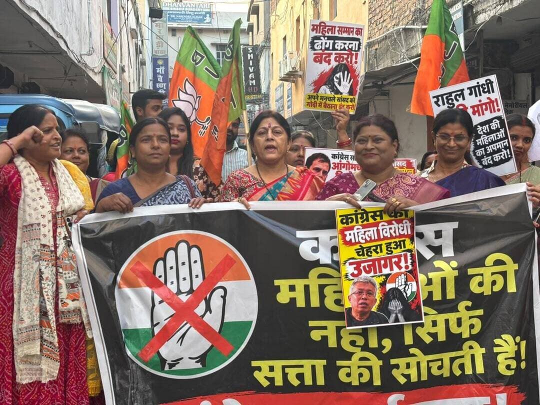 जेएनयू प्रकरण पर मुजफ्फरपुर में भाजपा महिला मोर्चा का आक्रोश! राहुल गांधी का पुतला फूंककर जताया विरोध
मुजफ्फरपुर। जेएनयू में मणिपुर के कांग्रेस सांसद डॉ. आंगोमचा बिमोल अकोइजाम से जुड़े प्रकरण और छात्राओं के साथ कथित दुर्व्यवहार के विरोध में मंगलवार को भाजपा महिला मोर्चा ने आक्रोश मार्च निकालकर प्रदर्शन किया।
भाजपा मुजफ्फरपुर पूर्वी महिला मोर्चा की जिलाध्यक्ष डॉ. मोनालिशा रॉय के नेतृत्व में निकला यह मार्च भाजपा जिला कार्यालय से शुरू होकर सेवा ज्योति चौक, भारत माता नमन स्थल होते हुए समाहरणालय तक पहुंचा। इसके बाद सेवा ज्योति चौक पर कांग्रेस नेता राहुल गांधी का पुतला दहन कर विरोध जताया गया।
इस दौरान डॉ. मोनालिशा रॉय ने कहा कि शिक्षण संस्थानों में छात्राओं की गरिमा, सुरक्षा और सम्मान से जुड़े मामलों को गंभीरता से लिया जाना चाहिए। उन्होंने पूरे मामले की उच्चस्तरीय और निष्पक्ष जांच कराने तथा तथ्यों के आधार पर दोषियों के खिलाफ सख्त कार्रवाई की मांग की।
कार्यक्रम का संचालन पश्चिमी महिला मोर्चा जिलाध्यक्ष याचना शाही ने किया। प्रदर्शन में प्रदेश कार्यकारिणी सदस्य डॉ. ममता रानी, जिला मीडिया प्रभारी अंजली साह, मनोरमा पासवान, अनुराधा, अंजू सिन्हा, जिला प्रवक्ता जुनैद खान, अल्पसंख्यक जिलाध्यक्ष अफरीदी समेत महिला मोर्चा के पदाधिकारी और बड़ी संख्या में कार्यकर्ता शामिल हुए।
#MuzaffarpurNews #BJPMahilaMorcha #JNUControversy #RahulGandhi #TirhutNow