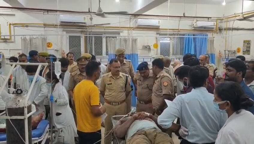 भांवरकोल में गोली कांड, दो युवकों को लगी गोली, पुरानी कहासुनी के बाद फायरिंग....
भांवरकोल (गाजीपुर)। भांवरकोल थाना क्षेत्र के जसदेवपुर के पास पर मंगलवार को गोली चलने की घटना में दो युवक घायल हो गए। दोनों को गोली लगने के बाद उपचार के लिए अस्पताल भेजा गया। घटना के बाद इलाके में हड़कंप मच गया।
मिली जानकारी के अनुसार, सुखडेहरा गांव के कुछ युवक क्रिकेट खेलकर लौट रहे थे। रास्ते में आरोपीयों से और दोनो युवकों से उनकी कहासुनी हो गई। बताया जा रहा है कि विवाद सुखडेहरा में हुआ था, जहां मारपीट के दौरान सिर पर चोट लगने के बाद पीड़ित पक्ष थाने में शिकायत देने जा रहा था। इसी दौरान जसदेवपुर के पास फिर विवाद हुआ और गोली चलने का आरोप है।
घायल युवकों की पहचान सुखडेहरा निवासी राघवेश सिंह यादव (35), पुत्र विजय शंकर सिंह यादव, और पंकज सिंह यादव (25), पुत्र राजमोहन यादव के रूप में हुई है। प्रारंभिक जानकारी के मुताबिक, राघवेश के पैर और कान में गोली लगी है, जबकि पंकज के सीने के दाहिने तरफ गोली लगने की बात सामने आई है।
भांवरकोल थाना प्रभारी राजीव कुमार पांडेय ने बताया कि दोनों घायलों को जिला अस्पताल भेज दिया गया है। इस मामले में सर्वेश राय उर्फ सिट्टू, पुत्र सर्वेश्वर नाथ राय, और आशुतोष उर्फ बिट्टू, पुत्र सर्वेश्वर नाथ राय, के नाम सामने आए हैं। घटना के कारणों और आरोपों की पुष्टि पुलिस जांच के बाद ही हो सकेगी। आगे कि विधिक कार्रवाई कि जा रही है।
#Bhawarkol #GhazipurNews #CrimeNews