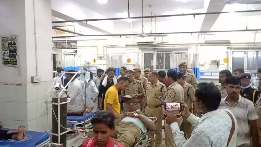 भांवरकोल में गोली कांड, दो युवकों को लगी गोली, पुरानी कहासुनी के बाद फायरिंग....
भांवरकोल (गाजीपुर)। भांवरकोल थाना क्षेत्र के जसदेवपुर के पास पर मंगलवार को गोली चलने की घटना में दो युवक घायल हो गए। दोनों को गोली लगने के बाद उपचार के लिए अस्पताल भेजा गया। घटना के बाद इलाके में हड़कंप मच गया।
मिली जानकारी के अनुसार, सुखडेहरा गांव के कुछ युवक क्रिकेट खेलकर लौट रहे थे। रास्ते में आरोपीयों से और दोनो युवकों से उनकी कहासुनी हो गई। बताया जा रहा है कि विवाद सुखडेहरा में हुआ था, जहां मारपीट के दौरान सिर पर चोट लगने के बाद पीड़ित पक्ष थाने में शिकायत देने जा रहा था। इसी दौरान जसदेवपुर के पास फिर विवाद हुआ और गोली चलने का आरोप है।
घायल युवकों की पहचान सुखडेहरा निवासी राघवेश सिंह यादव (35), पुत्र विजय शंकर सिंह यादव, और पंकज सिंह यादव (25), पुत्र राजमोहन यादव के रूप में हुई है। प्रारंभिक जानकारी के मुताबिक, राघवेश के पैर और कान में गोली लगी है, जबकि पंकज के सीने के दाहिने तरफ गोली लगने की बात सामने आई है।
भांवरकोल थाना प्रभारी राजीव कुमार पांडेय ने बताया कि दोनों घायलों को जिला अस्पताल भेज दिया गया है। इस मामले में सर्वेश राय उर्फ सिट्टू, पुत्र सर्वेश्वर नाथ राय, और आशुतोष उर्फ बिट्टू, पुत्र सर्वेश्वर नाथ राय, के नाम सामने आए हैं। घटना के कारणों और आरोपों की पुष्टि पुलिस जांच के बाद ही हो सकेगी। आगे कि विधिक कार्रवाई कि जा रही है।
#Bhawarkol #GhazipurNews #CrimeNews