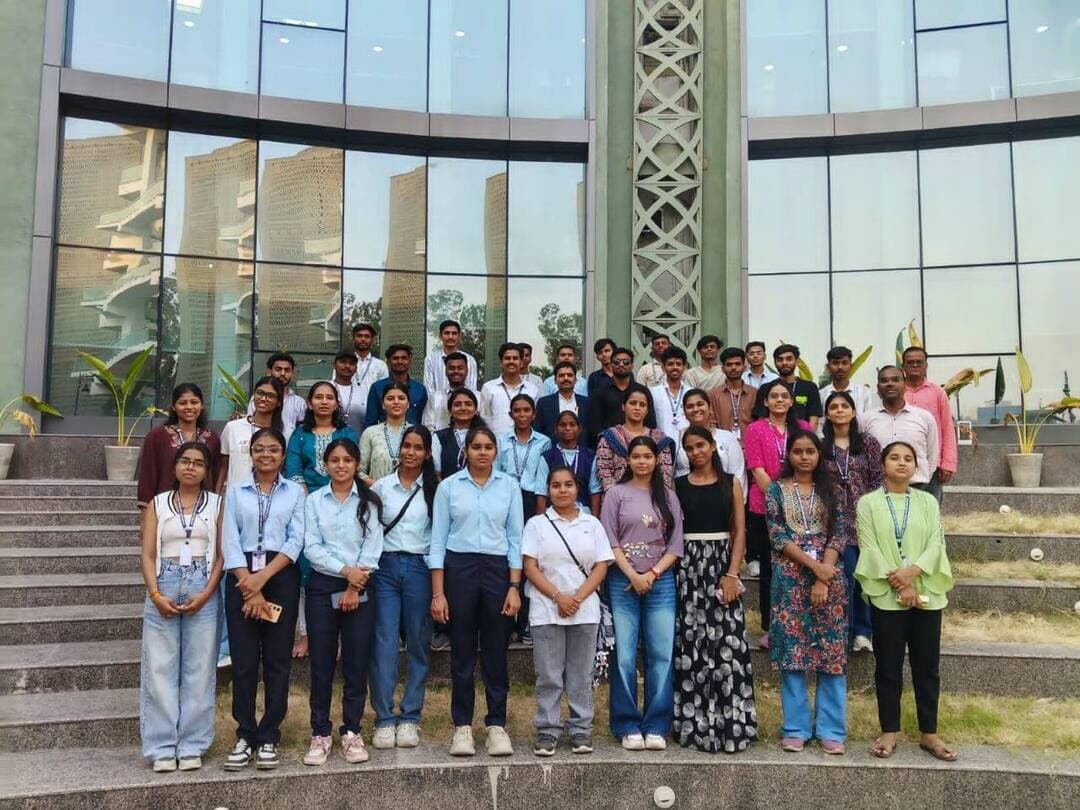 सेवा संकल्प अभियान के तहत विद्यार्थियों को कौशल विकास एवं रोजगारोन्मुखी प्रशिक्षण के अवसरों से परिचित कराने के उद्देश्य से जीजामाता शासकीय पॉलिटेक्निक महाविद्यालय, बुरहानपुर के अंतिम वर्ष के छात्र-छात्राओं को सोमवार को संत शिरोमणि रविदास ग्लोबल स्किल पार्क, #भोपाल का औद्योगिक भ्रमण कराया गया।
प्राचार्य डॉ. दीपक शाह ने जानकारी देते हुए बताया कि आयोजित इस भ्रमण के दौरान विद्यार्थियों को ग्लोबल स्किल पार्क में संचालित विभिन्न पाठ्यक्रमों की जानकारी दी गई। साथ ही प्रवेश के लिए आवश्यक पात्रता, आवेदन प्रक्रिया एवं प्रवेश संबंधी अन्य महत्वपूर्ण जानकारियों से भी अवगत कराया गया।
CM Madhya Pradesh Department of Higher Education, Madhya Pradesh Jansampark Madhya Pradesh #JansamparkMP #बुरहानपुर #burhanpur #सेवा_संकल्प_अभियान #SevaSankalpAbhiyan