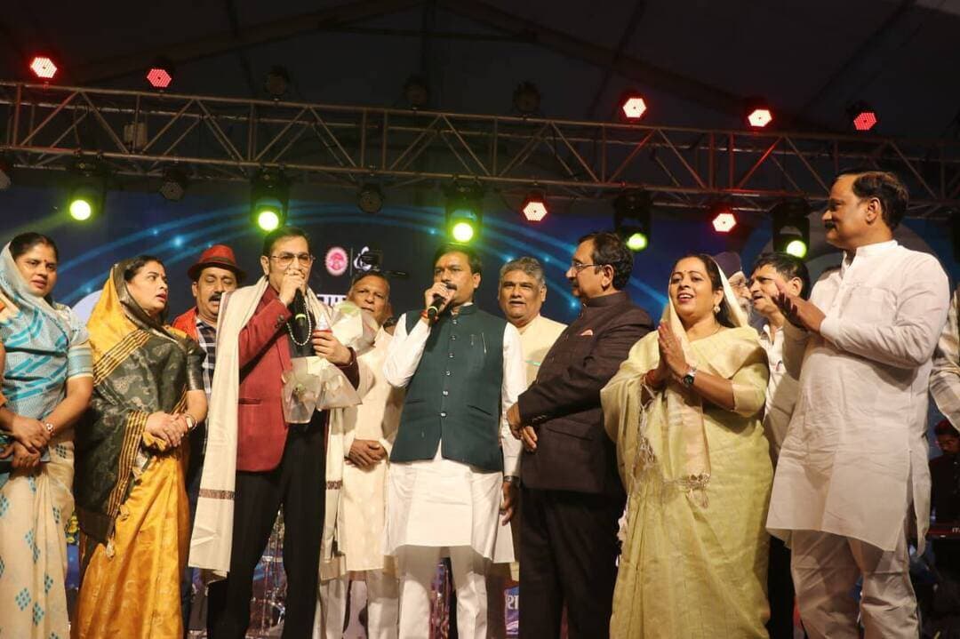 गायक अभिनेता किशोर कुमार की नगरी खंडवा में शीघ्र प्रारंभ होगा एयरपोर्ट
---
किशोर कुमार, गायन और अभिनय से सदैव मौजूद रहेंगे -मुख्यमंत्री डॉ. यादव
---
अभिनेता रघुवीर यादव वर्ष 2026 के किशोर कुमार राष्ट्रीय सम्मान से सम्मानित
---
किशोर कुमार राष्ट्रीय सम्मान अलंकरण समारोह से वर्चुअली जुड़े मुख्यमंत्री डॉ. यादव
---
मुख्यमंत्री डॉ. मोहन यादव ने कहा है कि खंडवा में जन्मे बहुमुखी प्रतिभा के धनी गायक और अभिनेता श्री किशोर कुमार शताब्दी के महान कलाकार थे। उन्हें संसार से विदा हुए 39 वर्ष हो गये लेकिन वे अपने अभिनय और गीतों से प्रशंसकों के लिए जीवित हैं और आगे भी मौजूद बने रहेंगे। मध्यप्रदेश सरकार ने ऐसे हरफन मौला कलाकार की स्मृति में राष्ट्रीय स्तर का पुरस्कार प्रतिवर्ष प्रतिभा संपन्न कलाकार को देने की परम्परा निभाई हैं। खंडवा में विकास के सभी क्षेत्रों में कार्य हो रहा हैं। यहां शीघ्र ही एयरपोर्ट भी बनेगा और जिले के प्रसिद्ध धार्मिक महत्व के स्थल ओंकारेश्वर तक श्रद्धालुओं और पर्यटकों का आवागमन आसान हो जाएगा। मुख्यमंत्री डॉ. यादव, मुख्यमंत्री निवास भोपाल से वीडियो कान्फ्रेंसिंग द्वारा खंडवा में संस्कृति विभाग और खंडवा जिला प्रशासन द्वारा आयोजित राष्ट्रीय किशोर कुमार सम्मान अलंकरण समारोह और संगीत संध्या को संबोधित कर रहे थे। मुख्यमंत्री डॉ. यादव ने इस वर्ष राष्ट्रीय किशोर कुमार सम्मान से सम्मानित किए गए अभिनेता श्री रघुवीर यादव को बधाई दी। समारोह में श्री रघुवीर यादव को 5 लाख रुपए की सम्मान निधि, प्रशस्ति पत्र, अंग वस्त्र और स्मृति चिन्ह से सम्मानित किया गया।
किशोर कुमार का अंदाज याद रहेगा
मुख्यमंत्री डॉ. यादव ने कहा कि गायक और अभिनेता किशोर कुमार का अपनी जन्मभूमि खंडवा से विशेष लगाव था। वे सदैव कहते थे - "दूध जलेबी खाएंगे, खंडवा में बस जाएंगे।" मुख्यमंत्री डॉ. यादव ने कहा कि अनेक ऐसे गीत हैं जिन्हें किशोर कुमार ने न सिर्फ गाया बल्कि उन गीतों से जीवन दर्शन भी दिया। "रोते-रोते हंसना सीखो, हंसते-हंसते रोना..." और "जिन्द्गी एक सफर है सुहाना..." ऐसा ही गीत हैं। फिल्म "पड़ोसन" में किशोर कुमार का अलग अंदाज दिखाई दिया, जो दर्शकों को सदैव याद रहेगा। फिल्म "चलती का नाम गाड़ी" उनके फिल्मी कैरियर की एक विशेष फिल्म रही, जिसमें उनके भाईयों अशोक कुमार और अनूप कुमार ने भी अभिनय किया। मुख्यमंत्री डॉ. यादव ने किशोर कुमार के प्रति श्रद्धा सुमन अर्पित किए।
विलक्षण है रघुवीर यादव की प्रतिभा
मुख्यमंत्री डॉ. यादव ने कहा कि मध्यप्रदेश के निवासी रघुवीर यादव विलक्षण प्रतिभा रखते हैं। वे वेब सीरिज पंचायत में प्रधान की भूमिका से चर्चित हुए लेकिन इसके पहले पीपली लाइव के बुधिया, फिल्म लगान के भूरा और उसके पहले "मुंगेरी लाल के हसीन सपने" में मुंगेरी लाल का किरदार निभाकर उन्होंने नाम कमाया है। उनका ठेठ ग्रामीण अंदाज माटी की सौन्धी खुशबू का अहसास करवाता है। श्री रघुवीर यादव ने मध्यप्रदेश पर्यटन के लिए लोकप्रिय जिंगल "एमपी अजब है सबसे गजब है" के लिए भी आवाज दी हैं। इस नाते उनका योगदान बहुत महत्वपूर्ण है। उन्हें किशोर कुमार राष्ट्रीय सम्मान से अलंकृत कर मध्यप्रदेश सरकार स्वयं गौरवान्वित हो रही है। मुख्यमंत्री डॉ. यादव ने कहा कि श्री रघुवीर यादव को यह अलंकरण देने प्रत्यक्ष रूप से खंडवा पहुंचने का विचार था लेकिन किन्हीं परिस्थितियों के कारण अलंकरण समारोह से वर्चुअल रूप से ही जुड़ पा रहा हूं।
किशोर कुमार राष्ट्रीय सम्मान अलंकरण समारोह में जनजातीय कार्य मंत्री श्री विजय शाह, संस्कृति राज्यमंत्री श्री धमेन्द्र सिंह लोधी, विधायक श्रीमती कंचन मुकेश तन्वे, विधायक श्री नारायण सिंह पटेल, विधायक श्रीमती छाया मोरे, पूर्व विधायक श्री देवेन्द्र वर्मा, महापौर श्रीमती अमृता अमर यादव और अन्य जनप्रतिनिधि उपस्थित थे। संस्कृति विभाग द्वारा आमंत्रित अतिथियों और नागरिकों का आभार व्यक्त किया गया।
प्रदेश के संस्कृति मंत्री एवं खंडवा जिले के प्रभारी मंत्री श्री धर्मेंद्र सिंह लोधी ने इस अवसर पर अपने संबोधन में कहा कि खंडवा जिला ज्योतिर्लिंग मंदिर ओंकारेश्वर, दादा धूनी वाले और पंडित माखनलाल चतुर्वेदी के नाम के साथ-साथ फिल्मी दुनिया के जाने-माने पार्श्व गायक स्वर्गीय किशोर कुमार के नाम से जाना जाता है। उन्होंने इस अवसर पर फिल्म अभिनेता श्री रघुवीर यादव को राष्ट्रीय किशोर कुमार सम्मान मिलने पर बधाई दी।
मंत्री डॉक्टर कुंवर विजय शाह ने इस अवसर पर कहा कि जब वे प्रदेश के संस्कृति मंत्री थे, तब किशोर कुमार सम्मान कार्यक्रम का आयोजन खंडवा नगर में ही करने का निर्णय प्रदेश सरकार में वर्ष 2003 में लिया था। उन्होंने कहा कि गत वर्ष मुख्यमंत्री डॉ मोहन यादव ने इस एक दिवसीय कार्यक्रम को दो दिवसीय करने की घोषणा की थी। जिस पर संस्कृति विभाग द्वारा इस वर्ष 12 एवं 13 अक्टूबर को दो दिवसीय संगीतमय कार्यक्रम का आयोजन किया गया है।
Jansampark Madhya Pradesh
General Administration Department, MP
Department of Culture, Madhya Pradesh
Department of Tribal Welfare, Madhya Pradesh
Department of Urban Development & Housing MP
#khandwa