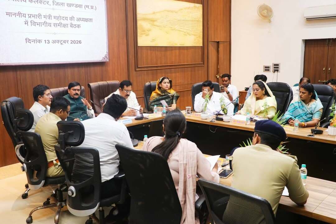 प्रभारी मंत्री श्री लोधी ने की विकास कार्यों की समीक्षा , अधिकारियों को दिए निर्देश
---
प्रदेश के पर्यटन एवं संस्कृति विभाग के मंत्री तथा खंडवा जिले के प्रभारी मंत्री श्री धर्मेंद्र लोधी ने मंगलवार शाम को कलेक्ट्रेट सभाकक्ष में आयोजित बैठक में खंडवा जिले में सरकार की विभिन्न योजनाओं के तहत संचालित विकास कार्यों की विस्तार से समीक्षा की। बैठक में प्रदेश के जनजातीय कार्य विभाग के मंत्री डॉ. कुंवर विजय शाह भी मौजूद थे। प्रभारी मंत्री श्री लोधी ने इस दौरान अधिकारियों को निर्देश दिए कि शासन की योजनाओं के तहत संचालित विकास कार्यों का क्रियान्वयन समय-सीमा में पूर्ण करें, तथा निर्माण कार्यों में गुणवत्ता पर विशेष ध्यान दें। उन्होंने ग्रामीण रोजगार गारंटी योजना के अंतर्गत किए जा रहे कार्यों की समीक्षा करते हुए कहा कि विभागीय अधिकारी निरीक्षण के दौरान कार्य प्रारंभ होने से पहले, कार्य के दौरान तथा कार्य पूर्ण होने के बाद की तस्वीरें लेकर उन्हें पोर्टल पर अपलोड करें, ताकि कार्यों की प्रगति एवं गुणवत्ता की निगरानी प्रभावी ढंग से की जा सके।
प्रभारी मंत्री श्री लोधी ने बैठक में जावर स्वास्थ्य केंद्र की स्थिति पर चर्चा करते हुए कहा कि वर्तमान स्वास्थ्य केंद्र तक पहुंचने में ग्रामीणों और मरीजों को परेशानी न हो । बैठक में प्रभारी मंत्री श्री लोधी ने निर्माणाधीन आंगनबाड़ी भवनों के निर्माण कार्य की प्रगति की भी समीक्षा की। इसके साथ ही उन्होंने ग्रामीण यांत्रिकी सेवा विभाग द्वारा विभिन्न योजनाओं के तहत संचालित निर्माण कार्यों की प्रगति की भी समीक्षा की।
प्रभारी मंत्री श्री लोधी ने आंगनबाड़ी केंद्रों में सब्जियां लगाने और फलदार पौधे लगाने के निर्देश दिए। उन्होंने ग्राम पंचायतों, स्कूलों एवं आंगनबाड़ी केंद्रों में "एक पेड़ मां के नाम" अभियान के तहत पौधारोपण के लिए उपयुक्त स्थान विकसित करने तथा पौधों की सुरक्षा के लिए पानी और तारबंदी की व्यवस्था सुनिश्चित करने के निर्देश भी दिए। प्रभारी मंत्री श्री लोधी ने उद्यानिकी विभाग की समीक्षा के दौरान किसानों को सब्जी उत्पादन के लिए नई नई तकनीकों का उपयोग करने के लिए प्रोत्साहित करने के निर्देश दिए। उन्होंने विभिन्न प्रकार की सब्जियों का उत्पादन बढ़ाने पर जोर दिया।
प्रभारी मंत्री श्री लोधी ने लोक स्वास्थ्य यांत्रिकी विभाग की समीक्षा के दौरान जल जीवन मिशन के तहत हर घर तक पेयजल पहुंचने की स्थिति एवं निर्धारित लक्ष्यों की जानकारी ली। उन्होंने कहा कि नल-जल योजनाओं के कार्यों की गुणवत्ता अच्छी होनी चाहिए। जिन गांवों में पेयजल की समस्या है, वहां आवश्यकतानुसार पाइपलाइन के माध्यम से जलापूर्ति सुनिश्चित की जाए। जल निगम की समीक्षा के दौरान उन्होंने पूर्ण हो चुकी योजनाओं की जानकारी ली। इस पर विभागीय अधिकारियों ने बताया कि जल निगम द्वारा संचालित सभी योजनाएं पूर्ण हो चुकी हैं।
खनिज विभाग की समीक्षा के दौरान मंत्री श्री लोधी ने खनिज रॉयल्टी से होने वाली राजस्व प्राप्ति बढ़ाने के लिए प्रस्ताव तैयार करने के निर्देश दिए। उन्होंने ओवरलोडिंग पर रोक लगाने, वाहनों का सत्यापन एवं जांच करने तथा नियमों का उल्लंघन पाए जाने पर संबंधितों के विरुद्ध कार्रवाई करने को भी कहा। उन्होंने कहा कि ओवरलोडिंग के कारण सड़कों को नुकसान पहुंचता है, इसलिए इस पर प्रभावी नियंत्रण जरूरी है। प्रभारी मंत्री श्री लोधी ने आबकारी विभाग की समीक्षा के दौरान शराब की अवैध बिक्री पर रोक लगाने के निर्देश दिए। उन्होंने कहा कि नशे की लत के कारण आने वाली पीढ़ियों का भविष्य प्रभावित न हो, इसके लिए हरसंभव प्रयास किए जाएं।
बैठक में मंत्री डॉ कुंवर विजय शाह ने सभी संबंधित विभागों के अधिकारियों से कहा कि शासन की जनकल्याणकारी योजनाओं एवं निर्माण कार्यों की नियमित निगरानी करें, आमजन को शासन की योजनाओं का लाभ पहुंचाएं तथा निर्माण कार्यों को निर्धारित समय-सीमा में गुणवत्तापूर्ण ढंग से पूरा करें। इस दौरान खंडवा विधायक श्रीमती कंचन तंवे पंधाना विधायक श्रीमती छाया मोरे, मांधाता विधायक श्री नारायण पटेल, जिला पंचायत अध्यक्ष श्रीमती पिंकी वानखेडे, नगर निगम महापौर श्रीमती अमृता यादव, जिला अध्यक्ष श्री राजपाल तोमर, कलेक्टर श्री ऋषव गुप्ता, पुलिस अधीक्षक श्री अगम जैन , जिला पंचायत मुख्य कार्यपद अधिकारी श्री ऐश्वर्य वर्मा, जनप्रतिनिधि अधिकार उपस्थित थे।
Jansampark Madhya Pradesh
General Administration Department, MP
Department of Culture, Madhya Pradesh
Department of Tribal Welfare, Madhya Pradesh
Panchayat, Rural Development and Social Welfare Department of Madhya Pradesh
#khandwa
