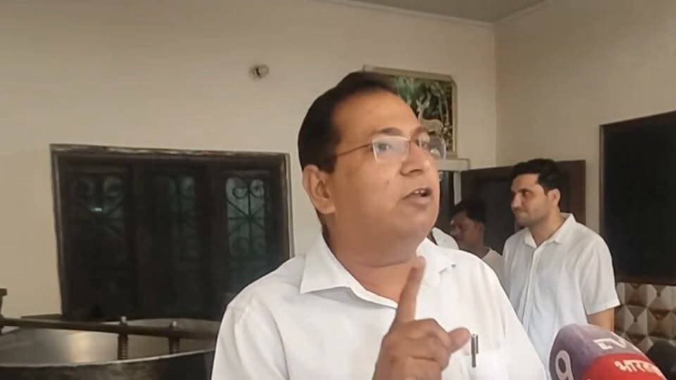 खाद्य सुरक्षा विभाग की बडी कार्यवाही,यमुनानगर में नकली पनीर की इकाई पर छापा, एक क्विंटल एनालॉग पनीर बरामद
Youtube link
https://youtu.be/COVrbgH7cAo?si=h5mUwRZsS_x9LHoj
#Yamunanagar #FoodSafetyDepartment #PaneerRaid #FoodAdulteration #FoodSafety #HaryanaNews #BreakingNews #HealthAlert #IllegalFoodUnit #FoodInspection #AKNews
#यमुनानगर #खाद्यसुरक्षा #पनीरपरछापा