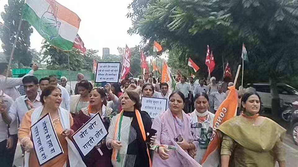 यमुनानगर / वोट चोरी के आरोपों से घिरे मुख्य चुनाव आयुक्त ज्ञानेश कुमार, कांग्रेस इण्डिया गंठबंधन नें जिला सचिवालय के समक्ष किया प्रदर्शन फूंका पुतला.
Youtube link 👇👇👇👇
https://youtu.be/MBsiTr4gvjo?si=FAwrA6U9Z54N0QIa
#VoteChori #VoteChorGaddiChhod #CongressProtest #ElectionCommission #IndianPolitics #PoliticalProtest #Democracy #HaryanaNews #BreakingNews #AKNews