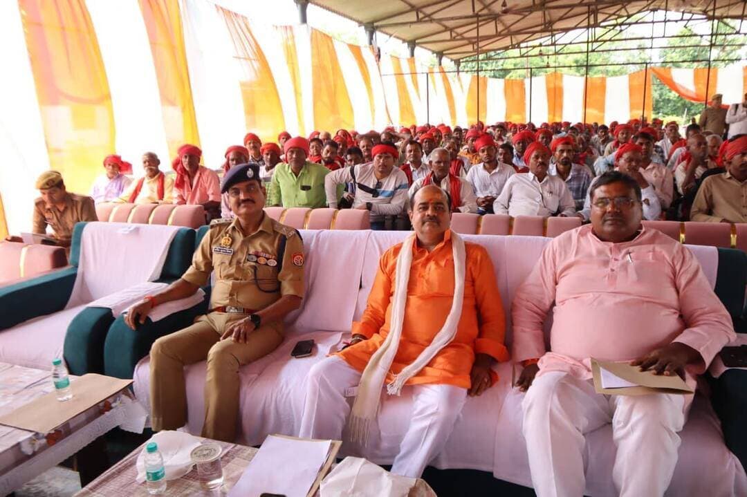 मऊ में ग्राम प्रहरियों का मासिक मानदेय 2500 रुपये से बढ़ाकर 3500 रुपये कर दिया गया है। मानदेय में एक हजार रुपये की वृद्धि के बाद पुलिस लाइन मऊ में ग्राम प्रहरियों के सम्मान में कार्यक्रम आयोजित किया गया। इस दौरान अपर पुलिस महानिदेशक वाराणसी जोन नवीन अरोड़ा, डीआईजी आजमगढ़ परिक्षेत्र सुनील कुमार सिंह और पुलिस अधीक्षक सर्वेश कुमार मिश्रा ग्राम प्रहरियों के साथ वीडियो कॉन्फ्रेंसिंग के जरिए मुख्यमंत्री के कार्यक्रम में शामिल हुए। अपर पुलिस महानिदेशक ने ग्राम प्रहरियों को संबोधित करते हुए गांवों में संदिग्ध गतिविधियों पर नजर रखने और अपराध व कानून-व्यवस्था से जुड़ी महत्वपूर्ण सूचनाएं तत्काल पुलिस तक पहुंचाने के निर्देश दिए। अधिकारियों ने कहा कि ग्राम प्रहरी ग्रामीण क्षेत्रों में पुलिस और आमजन के बीच महत्वपूर्ण कड़ी हैं। इस पहल का उद्देश्य ग्राम प्रहरियों का मनोबल बढ़ाना और ग्रामीण क्षेत्रों में सुरक्षा व्यवस्था को मजबूत करना है।