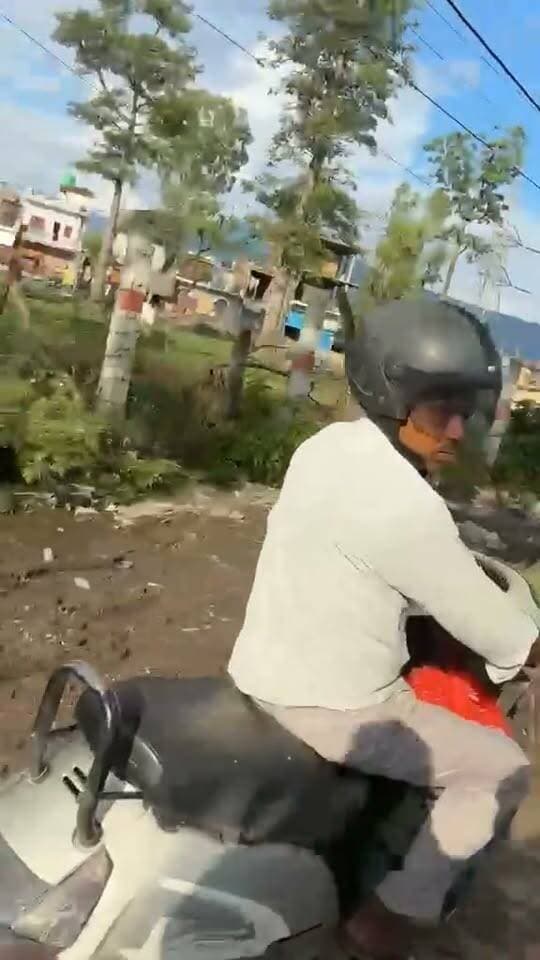 यहभले ही है कायदा कानून अधिनियम लग गया हो लेकिन जो #पान #गुटका #सुपारी की शौकीन है उनके लिए आजकल स्कूटी सेवा चल रही है शराब पक्की हो या कच्ची बियर हो या अन्य कोई चीज सब #स्कूटी के माध्यम से होम डिलीवरी की जा रही है तो सरकार भले ही #बैन कर ले लेकिन इसकी डिलीवरी भी चलने की पूरी संभावना है।
जिसके पास बहुत बड़ा स्टॉक रखा है जनता का कहना है कि उसकी तो बल्ले बल्ले हो गए अब यह है कि कोई भी आदमी एक ही दिन में इस नशे से मुक्ति नहीं पा सकता है । उसे तो 24 घंटे की लत पड़ी हुई है। पुलिस और आबकारी विभाग की नजरों में रोज ऐसे सप्लाई हो रही है । लेकिन कार्यवाही के नाम पर सिर्फ खानापूर्ति हो रही है। #winesuppliyer #scootiseva