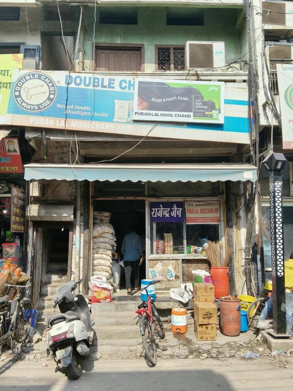 नवरात्रों में कुट्टू के आटे की बिक्री पर मुख्यमंत्री उड़नदस्ते की छापेमारी, बल्लभगढ़ में दो दुकानों से लिए सैंपल
बजरंग मसाले की दुकान पर मिला 500 किलो और पूर्णलाल मूलचंद जैन पंसारी की दुकान पर मिला 300 किलो कुट्टू का आटा, जांच रिपोर्ट आने के बाद होगी नियमानुसार कार्रवाई
फरीदाबाद। नवरात्रों के दौरान कुट्टू के आटे की बिक्री में खाद्य सुरक्षा एवं साफ-सफाई संबंधी नियमों की अनदेखी की सूचना पर मुख्यमंत्री उड़नदस्ता, फरीदाबाद की टीम ने मंगलवार, 13 अक्टूबर 2026 को बल्लभगढ़ क्षेत्र में दो दुकानों का औचक निरीक्षण किया। खाद्य सुरक्षा अधिकारी के साथ की गई इस संयुक्त कार्रवाई के दौरान दोनों दुकानों से कुट्टू के आटे के नमूने लेकर जांच के लिए प्रयोगशाला भेजने की प्रक्रिया की गई। नमूनों की जांच रिपोर्ट आने के बाद खाद्य सुरक्षा एवं मानक अधिनियम और संबंधित नियमों के तहत आगे की कार्रवाई की जाएगी।
तिगांव रोड स्थित दुकान पर मिला 500 किलो आटा
प्राप्त जानकारी के अनुसार, मुख्यमंत्री उड़नदस्ता, फरीदाबाद को गुप्त सूचना मिली थी कि नवरात्रों के दौरान बल्लभगढ़ क्षेत्र में कुट्टू के आटे की बिक्री के दौरान खाद्य सुरक्षा एवं साफ-सफाई से जुड़े नियमों की अनदेखी की जा रही है। सूचना के आधार पर टीम ने खाद्य सुरक्षा अधिकारी श्री इंद्रपाल (FSO), फरीदाबाद के साथ तिगांव रोड, बल्लभगढ़ स्थित बजरंग मसाले नामक दुकान का औचक निरीक्षण किया।
निरीक्षण के दौरान दुकान पर लगभग 500 किलोग्राम कुट्टू का आटा रखा हुआ मिला। टीम ने दुकान मालिक की मौजूदगी में नियमानुसार कुट्टू के आटे का एक खाद्य नमूना लिया। इसे परीक्षण के लिए प्रयोगशाला भेजा जाएगा, ताकि आटे की गुणवत्ता की जांच की जा सके।
घंटाघर चौक के पास दूसरी दुकान पर भी कार्रवाई
इसके बाद संयुक्त टीम ने मेन मार्केट, बल्लभगढ़ में घंटाघर चौक के पास स्थित पूर्णलाल मूलचंद जैन पंसारी नामक दुकान का भी औचक निरीक्षण किया। यहां जांच के दौरान लगभग 300 किलोग्राम कुट्टू का आटा रखा हुआ पाया गया। टीम ने दुकान मालिक की मौजूदगी में इस दुकान से भी कुट्टू के आटे का एक खाद्य नमूना नियमानुसार लिया।
इस प्रकार दोनों दुकानों से कुल लगभग 800 किलोग्राम कुट्टू का आटा मौके पर रखा मिला और दो खाद्य नमूने लिए गए। अधिकारियों के अनुसार, नमूनों को प्रयोगशाला में जांच के लिए भेजा जाएगा।
जांच रिपोर्ट के आधार पर होगी आगामी कार्रवाई
मुख्यमंत्री उड़नदस्ता और खाद्य सुरक्षा विभाग की संयुक्त कार्रवाई के बाद अब प्रयोगशाला की जांच रिपोर्ट का इंतजार है। रिपोर्ट प्राप्त होने के बाद खाद्य सुरक्षा एवं मानक अधिनियम तथा संबंधित नियमों के तहत नियमानुसार आगे की कार्रवाई की जाएगी।
नवरात्रों के दौरान कुट्टू के आटे की मांग बढ़ने के मद्देनजर खाद्य पदार्थों की गुणवत्ता और सुरक्षा महत्वपूर्ण है। ऐसे में विभागीय जांच का उद्देश्य खाद्य सुरक्षा मानकों के अनुपालन को सुनिश्चित करना है। हालांकि, दोनों दुकानों से लिए गए नमूनों की जांच रिपोर्ट अभी प्राप्त नहीं हुई है, इसलिए आटे की गुणवत्ता को लेकर किसी निष्कर्ष पर पहुंचना जल्दबाजी होगी।
