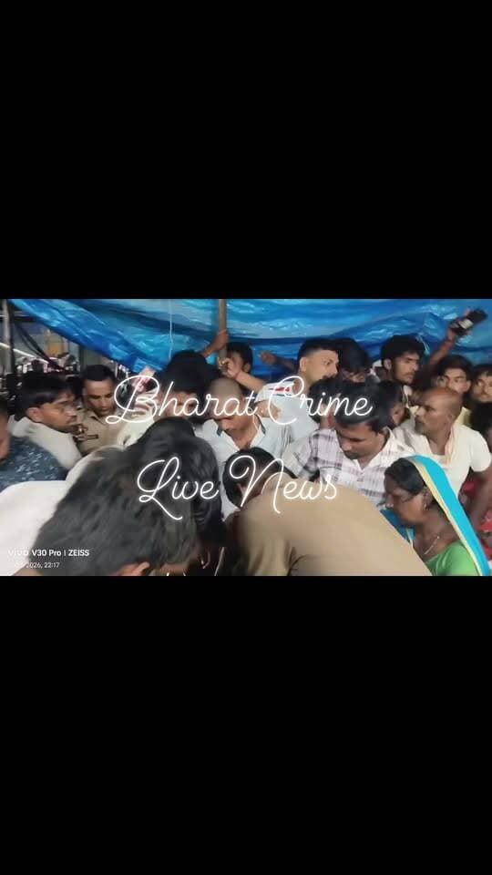 राघोपुर नाव हादसे में मानवता की मिसाल बने हाजीपुर SDPO, घायल को CPR देकर बचाने की कोशिश।
वैशाली जिले के राघोपुर में हुए नाव हादसे में एक तरफ अफरा-तफरी का माहौल था, वहीं हाजीपुर सदर के SDPO सुबोध कुमार ने मानवता और कर्तव्य की बड़ी मिसाल पेश की।
हादसे में घायल हुए एक बच्चे की जान बचाने के लिए SDPO सुबोध कुमार खुद जमीन पर बैठकर पूरी मेहनत और लगन से CPR देते नजर आए। उनकी कोशिश थी कि किसी तरह घायल को जीवन दान दिया जा सके।
इस पूरे घटनाक्रम का वीडियो अब सोशल मीडिया पर तेजी से वायरल हो रहा है। लोग बिहार पुलिस के इस अधिकारी के जज्बे और तत्परता की जमकर सराहना कर रहे हैं। वर्दी में एक अधिकारी का इस तरह फर्ज के साथ-साथ मानवता निभाना, पुलिस की सकारात्मक छवि को सामने लाता है।