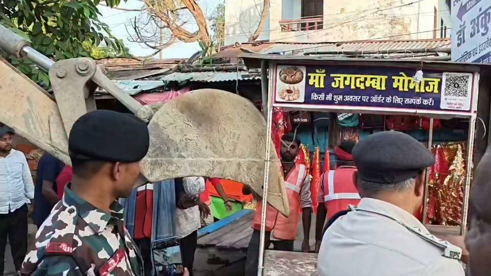 सुपौल शहर में चला अतिक्रमण अभियान, सड़क पर खड़े वाहनों का काटा चालान, ठेला-बैनर समेत कई अन्य सामान किया जब्त