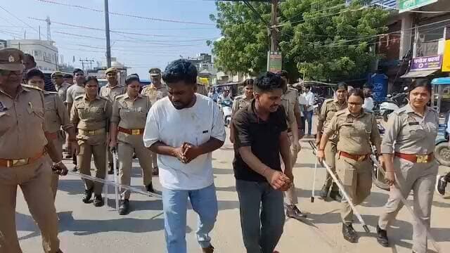 खबर प्रतापगढ़ जिले से जहाँ शोहदो की पुलिस ने निकाली हेकड़ी जमकर की गई पिटाई डेढ़ किलोमीटर तक पैदल दौड़ाकर ले गयी पुलिस थाने शायद अकाल हो गई होगी ठिकाने या नहीं यह तो जनता बताएं