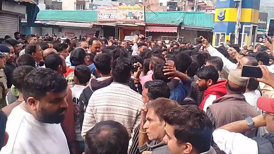 गोवंश की हत्या के विरोध में चंबा के मुख्य चौक पर उग्र प्रदर्शन