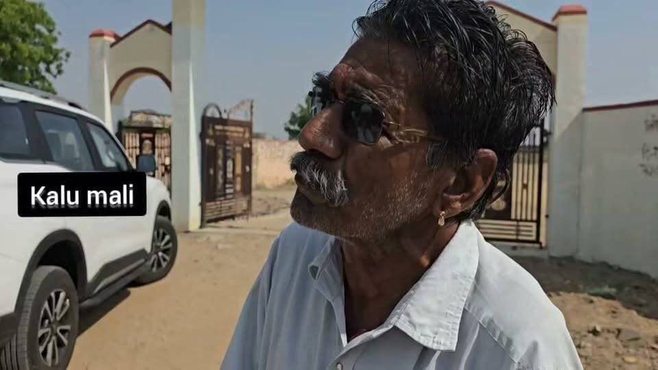 बाड़मेर मगरा..पोलिंग बूथ बदलने को लेकर हुआ बड़ा विवाद..दो पक्ष आमने-सामने SDM पहूंचे मौके पर।
BJP Rajasthan Barmer Police Balotra Police Rajasthan Police Swaroop Singh Khara Dr Priyanka Chaudhary Mewaram Jain K.K. Vishnoi BJP Barmer Laxman Singh Godara Harish Chaudhary