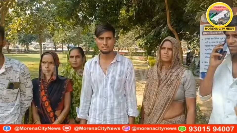 मुरैना में विवाहिता की संदिग्ध मौ.त: सिलबट्टे से पीटकर ह.त्या का आरोप, न्याय के लिए एक सप्ताह से भटक रहा पिता
मुरैना। जिले के अंबाह थाना क्षेत्र में विवाहिता निधि सेंगर की मौ.त के मामले में उसके पिता मीनेन्द्र उर्फ भूरे चौहान ने पति नितिन उर्फ मंटोले सेंगर और समधी पर दहेज प्रताड़ना तथा सिलबट्टे से पीटकर ह.त्या करने का आरोप लगाया है। पिता के मुताबिक, वर्ष 2023 में निधि की शादी हुई थी। उन्होंने आरोप लगाया कि बेटी को दहेज के लिए प्रताड़ित किया जाता था। 5 अक्टूबर को बेटी की मौ.त की सूचना मिलने के बाद से वह न्याय के लिए पुलिस के चक्कर काट रहे हैं। पिता ने पुलिस अधीक्षक को ज्ञापन सौंपकर आरोपियों के खिलाफ मामला दर्ज करने और गिरफ्तारी की मांग की है। एसपी ने मामले की जांच के आदेश दिए हैं।
#मुरैना #morena #पुलिस
