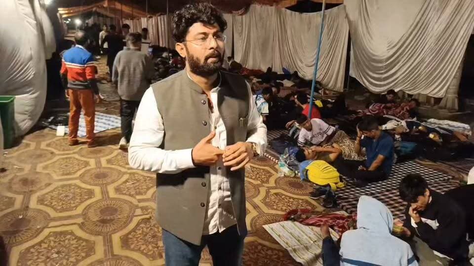 सड़क किनारे सो रहे अग्निवीर अभ्यर्थी- सुरक्षा व्यवस्था पर कांग्रेस प्रदेश सचिव का बड़ा सवाल, प्रणय प्रताप सिंह ने सरकार को घेरा..
#everyoneシ゚
#followerseveryone
#viralpost2025シ
#highlightseveryonefollowers2026
#uttarakhand
#BJPGovernment
#Congress
#UttarakhandNews