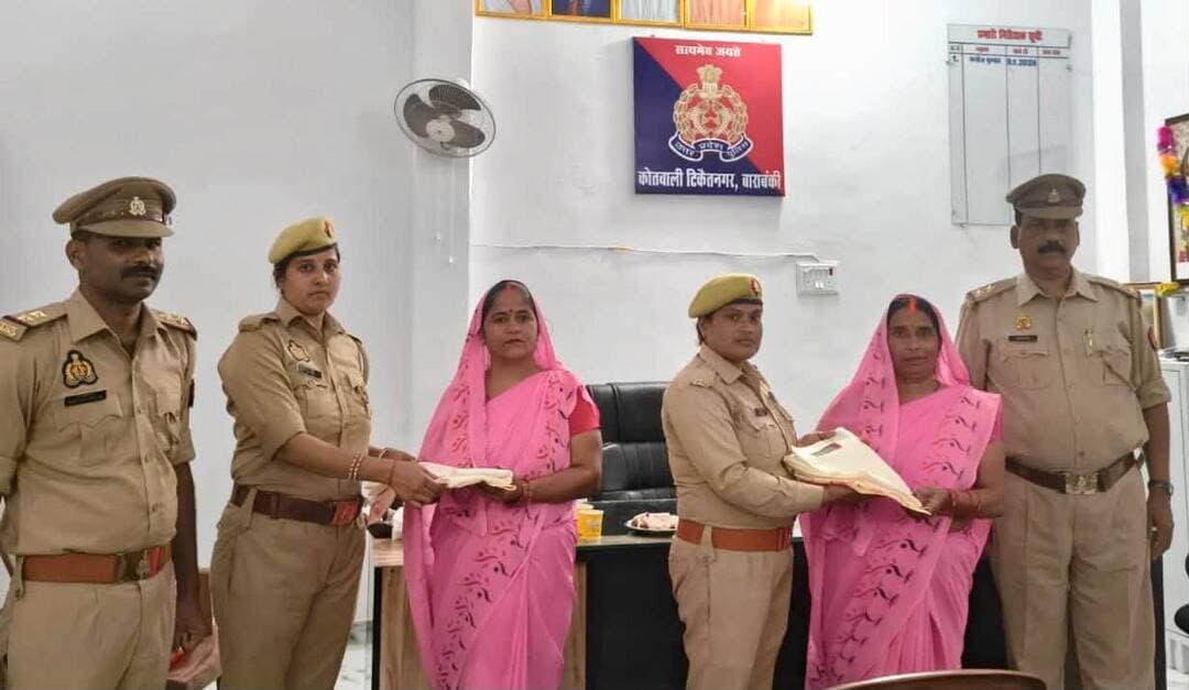 टिकैतनगर पुलिस की अनोखी पहल, 'बहू-बेटी सम्मेलन' में आशा बहुओं को शॉल ओढ़ाकर किया सम्मान!
मिशन शक्ति फेज-6 के तहत टिकैतनगर पुलिस ने बहू-बेटी सम्मेलन आयोजित किया। एसपी रवीना त्यागी के निर्देशन में आशा बहुओं को मातृ-शिशु स्वास्थ्य में योगदान के लिए शॉल ओढ़ाकर सम्मानित किया गया।
#MissionShakti #BarabankiPolice