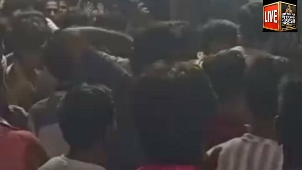 #प्रयागराज के दारागंज में काली स्वांग मे दो पक्षो मे लड़ाई के बाद भीड़ को नियंत्रण करने के लिए पुलिस ने लाठी चार्ज किया।
#Palo AVN like kijiye #Daya Darshan news Hindi Dainik
#prayagraj #allahabad #uttarpradesh