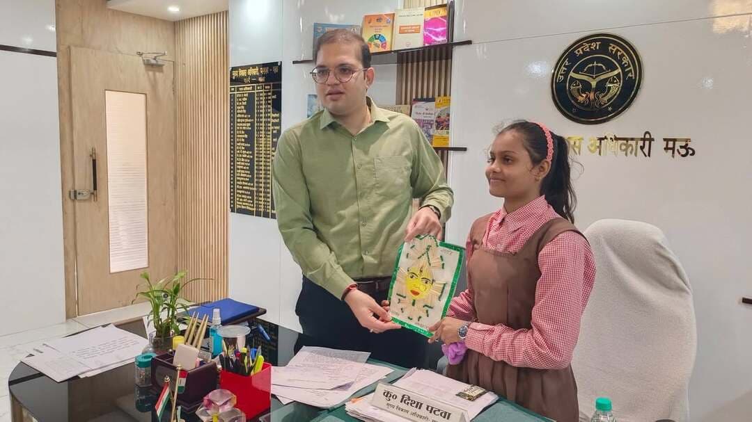 मिशन शक्ति अभियान के तहत मऊ में कक्षा 8 की छात्रा दिशा पटवा को एक दिन के लिए मुख्य विकास अधिकारी बनाया गया। इस दौरान उन्होंने कोपागंज विकासखंड की ग्राम पंचायत ढेकवारा में जागृति स्वयं सहायता समूह का निरीक्षण किया। छात्रा ने समूह की महिलाओं से डिटर्जेंट पाउडर और टॉयलेट क्लीनर बनाने की प्रक्रिया, गुणवत्ता और विपणन की जानकारी ली। उन्होंने जाना कि किस तरह महिलाएं स्वयं सहायता समूह के जरिए रोजगार से जुड़कर आर्थिक रूप से आत्मनिर्भर बन रही हैं।
दिशा पटवा ने विकास भवन में वृक्षारोपण किया, जनसमस्याएं सुनीं और अधिकारियों से जनकल्याणकारी योजनाओं की जानकारी भी ली। छात्रा ने माचिस की तीलियों से बनाई मां दुर्गा की तस्वीर भेंट कर अपनी रचनात्मक प्रतिभा का परिचय दिया। दिशा का सपना आईएएस अधिकारी बनकर देश की सेवा करना और महिलाओं को उत्पीड़न से बचाने के लिए काम करना है। यह पहल बालिकाओं में नेतृत्व क्षमता और प्रशासनिक कार्यप्रणाली के प्रति जागरूकता बढ़ाने के उद्देश्य से की गई।