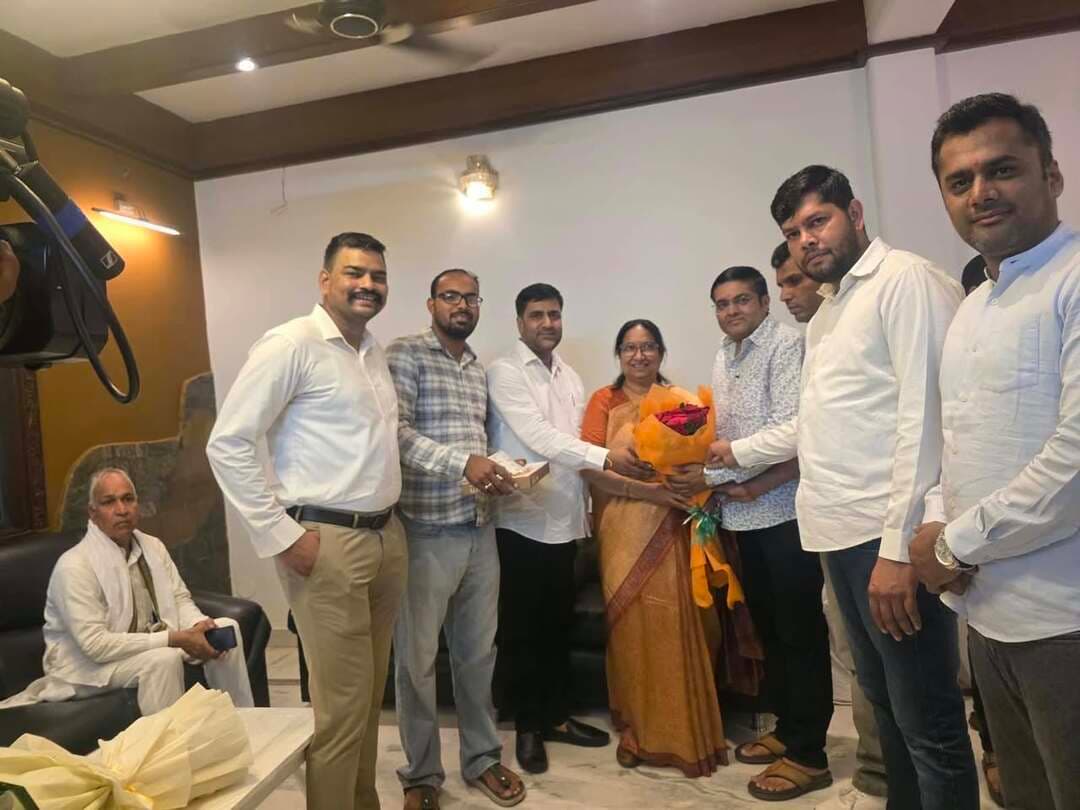 डॉ. सुधा यादव को कर्नाटक का राज्यपाल नियुक्त करने पर प्रधानमंत्री नरेंद्र मोदी का सुनील यादव व योगेश यादव ने जताया आभार, पुष्प भेंट कर दी शुभकामनाएं
रेवाड़ी। डॉ. सुधा यादव जी को कर्नाटक राज्य का महामहिम राज्यपाल नियुक्त किए जाने पर ग्राम पंचायत निखरी के सरपंच सुनील यादव एवं योगेश यादव ने देश के माननीय प्रधानमंत्री श्री नरेंद्र मोदी जी का हृदय से आभार व्यक्त किया है। उन्होंने इस नियुक्ति को हरियाणा के लिए गौरव और सम्मान का विषय बताते हुए डॉ. सुधा यादव जी को पुष्प भेंट कर बधाई एवं शुभकामनाएं दीं।
इस अवसर पर सुनील यादव एवं योगेश यादव ने कहा कि प्रधानमंत्री श्री नरेंद्र मोदी जी के नेतृत्व में देश में योग्य, अनुभवी और समर्पित व्यक्तित्वों को महत्वपूर्ण संवैधानिक जिम्मेदारियां सौंपी जा रही हैं। डॉ. सुधा यादव जी की कर्नाटक के राज्यपाल पद पर नियुक्ति हरियाणा के लिए गर्व की बात है। उनका सार्वजनिक जीवन, अनुभव और राष्ट्र के प्रति समर्पण समाज के लिए प्रेरणादायक है।
उन्होंने कहा कि डॉ. सुधा यादव जी को यह महत्वपूर्ण जिम्मेदारी सौंपने के लिए वे प्रधानमंत्री श्री नरेंद्र मोदी जी का हार्दिक धन्यवाद एवं आभार व्यक्त करते हैं। उन्हें पूर्ण विश्वास है कि डॉ. सुधा यादव जी अपने अनुभव, कार्यकुशलता और संवैधानिक मूल्यों के प्रति प्रतिबद्धता के साथ कर्नाटक राज्य के विकास एवं जनकल्याण में महत्वपूर्ण योगदान देंगी।
इस अवसर पर उपस्थित सभी लोगों ने डॉ. सुधा यादव जी को नई जिम्मेदारी के लिए हार्दिक बधाई देते हुए उनके सफल एवं गौरवपूर्ण कार्यकाल की कामना की।
इस मौके पर नवीन यादव सेक्टर-18, सचिन दादा, कोनसीवास, गौरव सरपंच नंदरामपुर बास, नवीन यादव खिजूरी, मोहित यादव नारनौल सहित अन्य गणमान्य व्यक्ति मौजूद रहे।