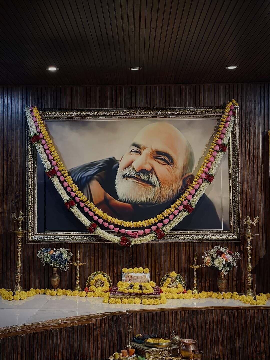 🌼 चरण पादुका सेवा🌼
#नीमकरौरीधामइंदौर
#neemkarolimaharajji