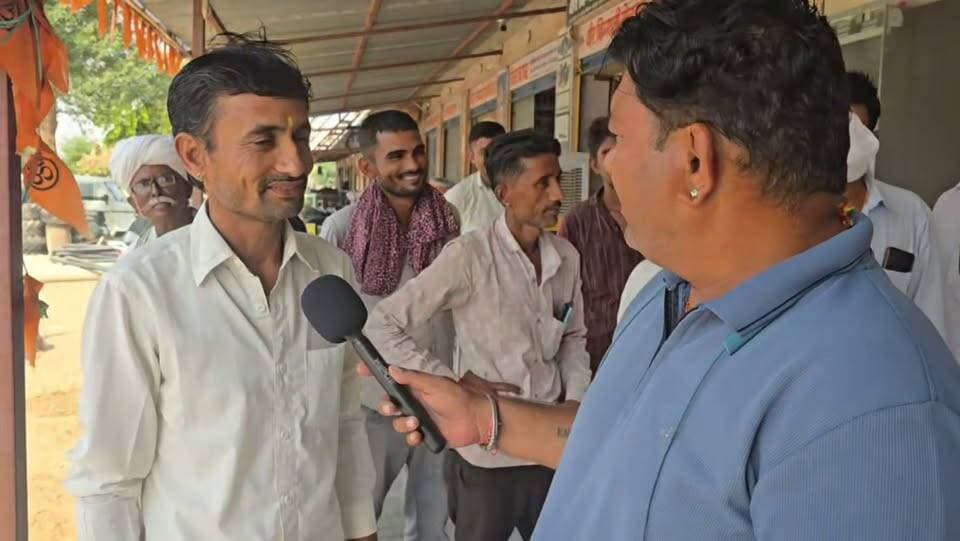 बाड़मेर युवाओं में बड़ा क्रेज हैं RLP के पक्ष में.....ग्रामीण बोले,जसराज की एक तरफा होगी जीत।
Hanuman Beniwal Narayan Beniwal Ashok Godara Singodiya Jogaram Dudi Rashtriya Loktantrik Party राष्ट्रीय लोकतांत्रिक पार्टी