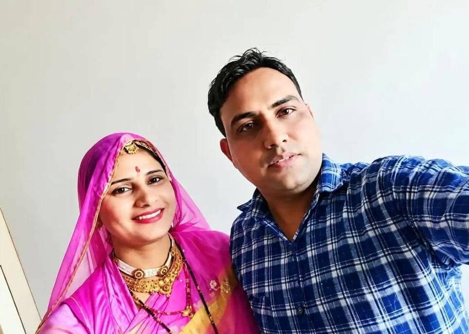 चूरू तारानगर के चंगोई में एक व्यक्ति ने गाड़ी से कुचलकर अपने बेटे और बहू को मार डाला। विवाद इतना सा था कि आरोपी पिता रामचंद्र पंचायत का चुनाव लड़ना चाहता था जबकि बेटा रविन्द्र और बहू महेंद्रा इससे सहमत नहीं थे।
कल रात विवाद हो गया और पिता रामचंद्र रेप्सवाल ने बेटे बहू पर गाड़ी च*ढ़ा दी। बताया जा रहा है कि रामचंद्र ने तीन दिन पहले ही यह गाड़ी खरीदी थी। पुलिस ने रामचंद्र को डिटेन कर लिया है। रविंद्र और महेंद्रा के श*व अस्पताल पहुंचाए गए हैं।
Rajasthan Police