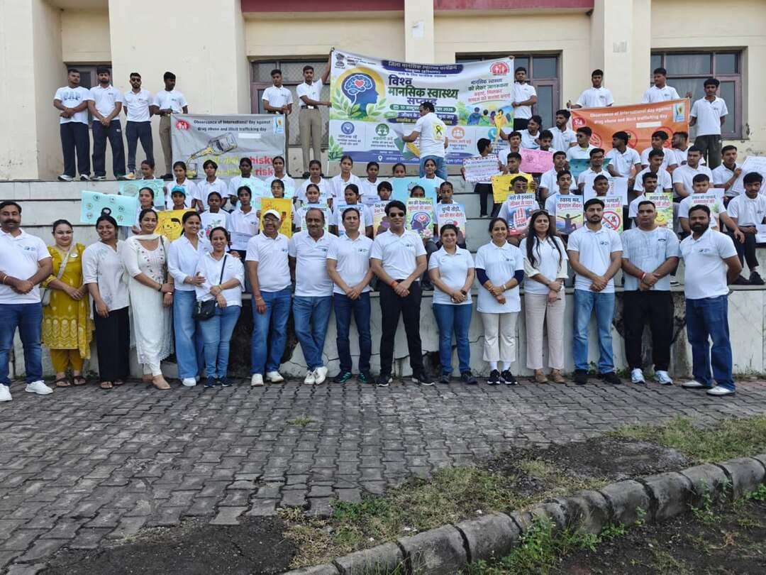 स्वास्थ्य विभाग ने मानसिक स्वास्थ्य सप्ताह के उपलक्ष्य में निकाली जागरूकता वॉकथॉन; युवाओं को दिया मानसिक संतुलन व नशा मुक्ति का संदेश
निदेशक डॉ. ब्रह्मदीप संधू ने युवाओं को नियमित व्यायाम, योग और सकारात्मक जीवनशैली अपनाने का दिया संदेश
सीएमओ डॉ. मुक्ता कुमार ने विद्यार्थियों को मानसिक तनाव से निपटने के लिए खुलकर बात करने की दी सलाह
पंचकूला 14 अक्टूबर : विश्व मानसिक स्वास्थ्य सप्ताह के तहत स्वास्थ्य विभाग, पंचकूला द्वारा एक विशेष जागरूकता वॉकथॉन का आयोजन किया गया। यह वॉकथॉन राजकीय स्नातकोत्तर महाविद्यालय, सेक्टर-1 से शुरू होकर नागरिक अस्पताल सेक्टर-6, पंचकूला तक निकाली गई। इस कार्यक्रम में कॉलेज के विद्यार्थियों, एनसीसी कैडेट्स, युवाओं, शिक्षकों तथा स्वास्थ्य विभाग के वरिष्ठ अधिकारियों ने बढ़-चढ़कर भाग लिया।
कार्यक्रम में बतौर मुख्य अतिथि उपस्थित हरियाणा सरकार के निदेशक, मानसिक स्वास्थ्य डॉ. ब्रह्मदीप संधू ने छात्रों को संबोधित करते हुए कहा कि आज की व्यस्त और प्रतिस्पर्धात्मक जीवनशैली में मानसिक स्वास्थ्य का विशेष ध्यान रखना बेहद जरूरी है। उन्होंने शारीरिक गतिविधि और मानसिक संतुलन के गहरे संबंध को रेखांकित करते हुए विद्यार्थियों को अपनी दिनचर्या में नियमित व्यायाम, खेलकूद और योग शामिल करने की सलाह दी। इसके साथ ही, डॉ. संधू ने युवाओं को किसी भी प्रकार के नशे से पूरी तरह दूर रहने और सकारात्मक जीवनशैली अपनाने का आह्वान किया।
मुख्य चिकित्सा अधिकारी (सीएमओ) पंचकूला डॉ. मुक्ता कुमार ने विद्यार्थियों का मार्गदर्शन करते हुए विशेष रूप से परीक्षाओं और करियर से जुड़े मानसिक तनाव व घबराहट पर चर्चा की। उन्होंने कहा कि छात्र अपनी चिंताओं या समस्याओं को मन में दबाकर न रखें, बल्कि अपने माता-पिता, शिक्षकों और दोस्तों से खुलकर बात करें। अपनी बात साझा करने से मानसिक तनाव दूर होता है और कई समस्याओं का सहज समाधान मिल जाता है।
वॉकथॉन के दौरान विद्यार्थियों और स्वास्थ्य कर्मियों ने हाथों में जागरूकता संदेश लिखे बैनर व तख्तियां लेकर आमजन को मानसिक स्वास्थ्य के प्रति जागरूक रहने, तनाव प्रबंधन और 'नशा मुक्त भारत' अभियान के तहत नशे से दूर रहने का संदेश दिया।
इस अवसर पर जिला समाज कल्याण अधिकारी डॉ. विशाल सैनी, मनोरोग विभाग के विभागाध्यक्ष एवं मनोचिकित्सक डॉ. मनोज कुमार, राजकीय पीजी कॉलेज सेक्टर-1 के प्राचार्य सहित स्वास्थ्य विभाग व महाविद्यालय के अनेक चिकित्सा अधिकारी, प्राध्यापक एवं कर्मचारी उपस्थित रहे।