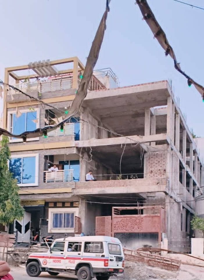 प्रधान आरक्षक फिरोज खान के 15 ठिकानों पर लोकायुक्त का छापा, 6.26 करोड़ की अनुपातहीन संपत्ति का खुलासा
देवास-इंदौर में सुबह 6 बजे से सर्चिंग, वेतन से 75 लाख की आय; कुल आय 1.93 करोड़ आंकी, संपत्ति आय से 223% अधिक होने का दावा
देवास/इंदौर। मध्य प्रदेश लोकायुक्त पुलिस ने पुलिस प्रशिक्षण महाविद्यालय, इंदौर में पदस्थ प्रधान आरक्षक चालक फिरोज खान के खिलाफ बुधवार सुबह बड़ी कार्रवाई की। आय से अधिक संपत्ति की शिकायत पर लोकायुक्त की टीमों ने देवास और इंदौर के 15 ठिकानों पर एक साथ सर्चिंग शुरू की। प्रारंभिक जांच में करीब 6.26 करोड़ रुपये की अनुपातहीन संपत्ति सामने आने का दावा किया गया है। लोकायुक्त के मुताबिक, यह आरोपी की आंकी गई आय से 223 प्रतिशत अधिक है।
कार्रवाई 14 अक्टूबर को सुबह 6 बजे शुरू हुई। लोकायुक्त के अनुसार, फिरोज खान की अनुमानित वेतन आय 75 लाख रुपये और अन्य स्रोतों सहित कुल आय 1 करोड़ 93 लाख 84 हजार 440 रुपये आंकी गई है। इसके मुकाबले करीब 6 करोड़ 26 लाख 67 हजार 879 रुपये की संपत्ति का पता चला है।
पत्नी, मां और परिचित महिला के नाम पर संपत्तियां
लोकायुक्त को मिली शिकायत में आरोप लगाया गया कि फिरोज खान अपनी पदस्थापना का प्रभाव बताकर देवास में विवादित जमीनों और प्लॉटों के मामलों में हस्तक्षेप करता था। शिकायत में पत्नी, मां और परिचित महिला रोशनी वर्मा के नाम पर संपत्तियां खरीदने, लकड़ी के कारोबार और रियल एस्टेट में निवेश करने के आरोप भी लगाए गए।
शिकायत की जांच डीएसपी सुनील तालान ने की। लोकायुक्त के मुताबिक, जांच में कई संपत्तियों का पता चला। रोशनी वर्मा की भूमिका सामने आने पर उन्हें भी सह-आरोपी बनाया गया है।
21.75 बीघा जमीन के अनुबंध की भी जांच
मामले में सांवेर तहसील के ग्राम गुरान की करीब 21.75 बीघा कृषि भूमि का मामला भी सामने आया है। लोकायुक्त के अनुसार, शिकायतकर्ता के परिवार में भूमि विवाद के बीच रोशनी वर्मा के नाम पर इस जमीन का पंजीकृत अनुबंध कराया गया। प्रारंभिक जांच में भूमि की खरीद में फिरोज खान की परोक्ष भूमिका होने की बात सामने आई है।
करोड़ों के लेन-देन वाली फर्में जांच के दायरे में
लोकायुक्त के अनुसार, आरोपी की मां और पत्नी के नाम पर साहिल ट्रेडिंग कंपनी फर्म होने तथा उसके खाते में करोड़ों रुपये के लेन-देन की जानकारी मिली है। रोशनी वर्मा की रोशनी सेल्स एंड सर्विस और फिरोज खान के रियल एस्टेट निवेश से जुड़ी रॉयल ग्रीन रियल एस्टेट फर्म भी जांच के दायरे में हैं।
देवास में 11, इंदौर में चार ठिकानों पर सर्चिंग
लोकायुक्त की टीमें देवास में 11 और इंदौर में चार ठिकानों पर जांच कर रही हैं। इनमें आदर्श नगर स्थित आरोपी का मकान, पुष्पकुंज कॉलोनी के भूखंड, विजय नगर और इंदिरा गांधी नगर की संपत्तियां, कृषि भूमि तथा इंदौर के बाणगंगा, स्कीम नंबर 94 और श्रीनगर कॉलोनी स्थित संपत्तियां शामिल हैं।
ग्राम गजीपुरा, जेतपुरा और गद्दूखेड़ी की कृषि भूमि के साथ देवास बायपास के आसपास की संपत्तियों की भी जांच की जा रही है।
लोकायुक्त के महानिदेशक योगेश देशमुख के निर्देशन तथा डीआईजी मनोज कुमार सिंह और इंदौर एसपी राजेश सहाय के मार्गदर्शन में कार्रवाई की गई। देवास और इंदौर में डीएसपी, निरीक्षक और अन्य पुलिसकर्मियों की टीमें सर्चिंग में जुटी हैं।
फिलहाल सर्चिंग जारी है। कार्रवाई पूरी होने के बाद दस्तावेजों, बैंक खातों और संपत्तियों से जुड़े साक्ष्यों के आधार पर आगे की कार्रवाई तय होगी। अनुपातहीन संपत्ति और अन्य आरोपों की अंतिम पुष्टि जांच एवं कानूनी प्रक्रिया के बाद होगी।