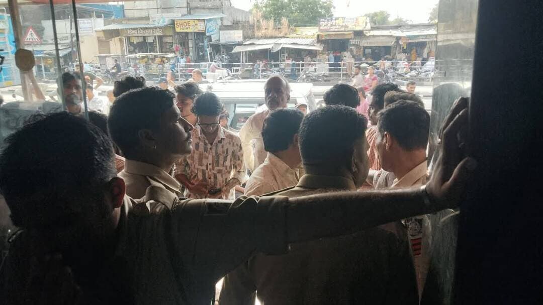 दलौदा चौपाटी पर दवाखाने पर कार्रवाई, तहसीलदार व स्वास्थ्य अधिकारी ने किया सील
दलौदा चौपाटी स्थित एक दवाखाने पर प्रशासनिक कार्रवाई करते हुए दलौदा तहसीलदार एवं स्वास्थ्य अधिकारी अभिषेक जैन ने मौके पर दवाखाने को सील कर दिया।बताया जा रहा है कि एक व्यक्ति के इलाज में लापरवाही को लेकर परिजनों ने आरोप लगाए हैं। मामले में प्रशासन की कार्रवाई के बाद आगे की जानकारी का इंतजार है।