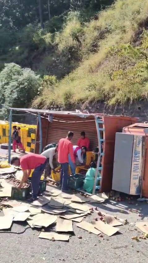 चंडीगढ़-शिमला राष्ट्रीय राजमार्ग (NH-5) पर सोलन के अंतर्गत आने वाले कुमारहट्टी के पट्टा मोड़ के पास एक बड़ा सड़क हादसा पेश आया है। यहां सेब से लदा एक ट्रक अचानक अनियंत्रित होकर सड़क पर पलट गया। हादसे के बाद हाईवे पर यातायात कुछ समय के लिए प्रभावित हुआ और मौके पर अफरा-तफरी मच गई। गनीमत यह रही कि इस दुर्घटना में किसी बड़े जानी नुकसान की सूचना नहीं है। पुलिस टीम मौके पर पहुंचकर स्थिति को संभालने और मार्ग को सुचारू बनाने में जुटी हुई है। #Kumarhatti #PattaMorh #NH5 #Solan #SolanNews #HimachalTruckAccident #AppleTruck #RoadAccident #HimachalNews #HimachalPradesh #BreakingNews #HighwayTraffic