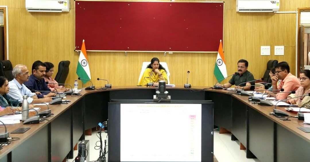 सागर कलेक्टर श्रीमती प्रतिभा पाल के सख्त निर्देश:
🔹 सभी NRC अपनी पूर्ण क्षमता से संचालित हों।
🔹 आंगनवाड़ी कार्यकर्ता जिओ फेंसिंग क्षेत्र से ही ई-उपस्थिति लगाएं।
🔹 कार्य में लापरवाही पर शाहगढ़-बण्डा CDPO का वेतन रुका, सुपरवाइजर को नोटिस।
🔹 शत-प्रतिशत फेस रिकग्नीशन, आभा ID और विभागीय योजनाओं की पेंडेंसी शून्य करें।
#jansamparkMP #sagar