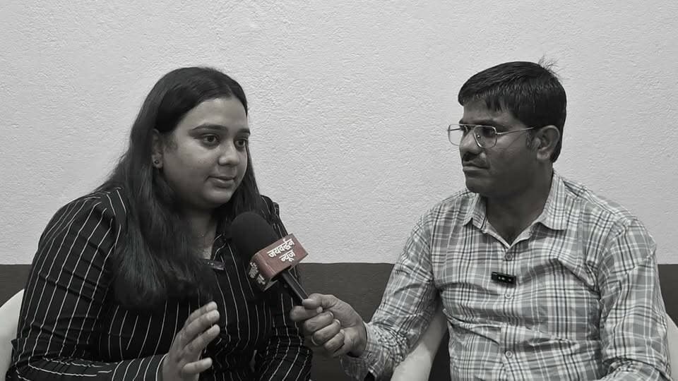 घोड़च में सरपंच प्रत्याशी यशोदा उर्फ स्वीटी डांगी का संकल्प, सबसे पहले दूर करेंगी पानी की समस्या!
राजसमंद जिले में नाथद्वारा के पास स्थित घोड़च ग्राम पंचायत से सरपंच प्रत्याशी के रूप में यशोदा उर्फ स्वीटी डांगी चुनावी मैदान में हैं। LLB, BCOM और CA की पढ़ाई कर चुकीं स्वीटी डांगी अब सरपंच बनकर ग्रामीणों की सेवा करना चाहती हैं। उन्होंने बताया कि सरपंच बनने पर उनकी पहली प्राथमिकता गांव की पेयजल समस्या का समाधान करना रहेगा। इसके साथ ही वे खेलकूद को बढ़ावा देने, शिक्षा व्यवस्था को बेहतर बनाने और युवाओं के लिए रोजगार के अवसर उपलब्ध कराने पर विशेष ध्यान देना चाहती हैं। स्वीटी डांगी का लक्ष्य घोड़च ग्राम पंचायत में बुनियादी सुविधाओं को मजबूत करने के साथ शिक्षा, खेल और रोजगार के क्षेत्र में विकास को गति देना है।
.
#Rajsamandnews #Sarpanchchunav #Jaivardhannews