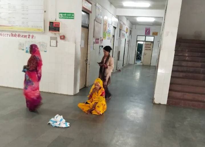 डेरापुर सीएचसी में स्वास्थ्य व्यवस्थाओं की खुली पोल, प्रसव पीड़ा से कराहती गर्भवती महिलाओं को जमीन पर लेटना पड़ा
डिप्टी सीएमओ ने कहा—लापरवाही बरतने वाले कर्मचारियों के खिलाफ होगी कार्रवाई
डेरापुर,में स्वास्थ्य विभाग की ओर से बेहतर चिकित्सा सुविधाएं उपलब्ध कराने के दावों के बीच डेरापुर स्थित 30 शैया मातृ एवं शिशु चिकित्सालय की व्यवस्थाओं पर सवाल खड़े हो रहे हैं। अस्पताल में उपचार के लिए पहुंचने वाली गर्भवती महिलाओं को बैठने तक की उचित व्यवस्था नहीं मिल पा रही है। प्रसव पीड़ा से परेशान महिलाओं को जमीन पर लेटने के लिए मजबूर होना पड़ रहा है। अस्पताल की इस स्थिति ने स्वास्थ्य सेवाओं की व्यवस्थाओं पर सवाल खड़े कर दिए हैं।
गर्भावस्था के दौरान महिलाओं को विशेष देखभाल, आराम और बेहतर स्वास्थ्य सुविधाओं की जरूरत होती है। ऐसे में अस्पताल पहुंचने पर बैठने और आराम करने की उचित व्यवस्था न मिलना उनकी परेशानी को और बढ़ा देता है। आरोप है कि अस्पताल में इलाज के लिए आने वाली महिलाओं को बुनियादी सुविधाओं के अभाव में दिक्कतों का सामना करना पड़ रहा है
मातृ एवं शिशु चिकित्सालय का उद्देश्य गर्भवती महिलाओं और नवजात शिशुओं को बेहतर स्वास्थ्य सेवाएं उपलब्ध कराना है, लेकिन अस्पताल में महिलाओं को जमीन पर लेटना पड़ने की स्थिति ने व्यवस्थाओं पर सवाल खड़े कर दिए हैं। स्थानीय लोगों ने स्वास्थ्य विभाग के अधिकारियों से मामले का संज्ञान लेकर अस्पताल की व्यवस्थाओं को दुरुस्त कराने की मांग की है, ताकि प्रसव पीड़ा से जूझ रही महिलाओं को उपचार के दौरान अनावश्यक परेशानी का सामना न करना पड़े।
बुधवार शाम छह बजे डिप्टी सीएमओ डॉ. अशोक कुमार ने बताया कि अस्पताल में महिलाओं के बैठने के लिए पर्याप्त व्यवस्था उपलब्ध है। ड्यूटी पर तैनात कर्मचारियों की लापरवाही के चलते गर्भवती महिलाओं को इस तरह की परेशानी का सामना करना पड़ा। उन्होंने कहा कि मामले में लापरवाही बरतने वाले कर्मचारियों के खिलाफ कार्रवाई की जाएगी।
अब देखना यह है कि जिम्मेदार अधिकारियों के संज्ञान में मामला आने के बाद अस्पताल की व्यवस्थाओं में कितना सुधार होता है और गर्भवती महिलाओं को बेहतर सुविधाएं कब तक मिल पाती हैं।