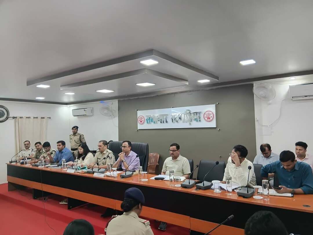 समाहरणालय, खगड़िया
दिनांक: 14 अक्टूबर 2026
जिलाधिकारी एवं पुलिस अधीक्षक की संयुक्त अध्यक्षता में बैठक, दशहरा पर्व को लेकर विधि-व्यवस्था एवं सुरक्षा तैयारियों की समीक्षा
दशहरा पर्व को शांतिपूर्ण, सुरक्षित एवं सौहार्दपूर्ण वातावरण में संपन्न कराने के उद्देश्य से जिलाधिकारी, खगड़िया श्री विक्रम विरकर एवं पुलिस अधीक्षक श्री पुष्कर आनंद की संयुक्त अध्यक्षता में बैठक आयोजित कर विधि-व्यवस्था एवं सुरक्षा संबंधी तैयारियों की विस्तृत समीक्षा की गई। बैठक में अपर समाहर्ता, विशेष कार्य पदाधिकारी सहित संबंधित प्रशासनिक एवं पुलिस पदाधिकारी उपस्थित रहे।
बैठक में जिलाधिकारी एवं पुलिस अधीक्षक ने सभी प्रतिनियुक्त दंडाधिकारियों, पुलिस पदाधिकारियों एवं संबंधित विभागों के अधिकारियों को आपसी समन्वय के साथ पूरी सतर्कता एवं जिम्मेदारी से अपने कर्तव्यों का निर्वहन करने का निर्देश दिया। उन्होंने स्पष्ट किया कि दशहरा पर्व के दौरान विधि-व्यवस्था संधारण, आम नागरिकों की सुरक्षा तथा सामाजिक सौहार्द बनाए रखना जिला प्रशासन की सर्वोच्च प्राथमिकता है।
जिलाधिकारी ने निर्देश दिया कि सभी प्रतिनियुक्त दंडाधिकारी एवं पुलिस पदाधिकारी निर्धारित समय पर अपने प्रतिनियुक्ति स्थल पर योगदान देना सुनिश्चित करेंगे। वे अपने-अपने क्षेत्रों में शांति समिति के सदस्यों एवं स्थानीय नागरिकों से समन्वय स्थापित कर क्षेत्र की स्थिति का जायजा लेंगे तथा पर्व को शांतिपूर्ण ढंग से संपन्न कराने में आमजन का सहयोग प्राप्त करेंगे। संवेदनशील एवं साम्प्रदायिक तनाव की आशंका वाले क्षेत्रों में विशेष सतर्कता बरतने का निर्देश दिया गया।
पूजा पंडालों एवं भीड़भाड़ वाले क्षेत्रों में विशेष निगरानी
बैठक में सभी पूजा पंडालों, कार्यक्रम स्थलों एवं भीड़भाड़ वाले क्षेत्रों में सुरक्षा के पुख्ता इंतजाम करने, सीसीटीवी कैमरे एवं वीडियोग्राफी की समुचित व्यवस्था सुनिश्चित करने तथा नियंत्रण कक्ष के माध्यम से लगातार निगरानी रखने का निर्देश दिया गया। रावण पुतला दहन स्थलों पर सुरक्षित दूरी निर्धारित करने एवं बैरिकेडिंग कराने के साथ आयोजन समितियों को निर्धारित सुरक्षा मानकों और सक्षम प्राधिकारी से प्राप्त अनुमति के अनुरूप ही कार्यक्रम आयोजित करने का निर्देश दिया गया।
भीड़भाड़ वाले क्षेत्रों में यातायात व्यवस्था सुचारू बनाए रखने के लिए रूट डायवर्जन, पार्किंग स्थल एवं नो-पार्किंग क्षेत्रों को पूर्व से चिह्नित कर आवश्यक प्रचार-प्रसार सुनिश्चित करने पर जोर दिया गया।
प्रतिमा विसर्जन जुलूस एवं घाटों पर सुरक्षा व्यवस्था
प्रतिमा विसर्जन जुलूसों के लिए निर्धारित मार्ग एवं समय का अनुपालन सुनिश्चित कराने तथा प्रत्येक जुलूस के साथ पर्याप्त संख्या में दंडाधिकारी, पुलिस पदाधिकारी एवं पुलिस बल की प्रतिनियुक्ति करने का निर्देश दिया गया। प्रतिनियुक्त पदाधिकारियों एवं कर्मियों को जुलूस में शामिल लोगों के सुरक्षित लौटने तक अपने निर्धारित स्थल पर बने रहने को कहा गया।
नगर परिषद खगड़िया एवं नगर परिषद गोगरी के संबंधित पदाधिकारियों को विसर्जन स्थलों, तालाबों एवं नदी घाटों का निरीक्षण करने, आवश्यकतानुसार बैरिकेडिंग कराने तथा प्रशिक्षित गोताखोरों की व्यवस्था सुनिश्चित करने का निर्देश दिया गया। आवश्यकता के अनुसार गश्ती दल एवं राज्य आपदा मोचन बल की प्रतिनियुक्ति, घाटों एवं विसर्जन मार्गों पर पर्याप्त प्रकाश व्यवस्था तथा अन्य आवश्यक सुरक्षा उपाय सुनिश्चित किए जाएंगे।
विद्युत सुरक्षा, स्वास्थ्य एवं अग्निशमन व्यवस्था की समीक्षा
प्रतिमा विसर्जन मार्गों पर कम ऊंचाई वाले विद्युत तारों, पंडालों तथा अन्य अवरोधों का पूर्व सत्यापन कर आवश्यक कार्रवाई करने का निर्देश कार्यपालक अभियंता, विद्युत आपूर्ति प्रमंडल, खगड़िया को दिया गया।
सिविल सर्जन, खगड़िया को आवश्यक दवाओं के साथ एम्बुलेंस, चिकित्सा पदाधिकारी एवं पारा मेडिकल कर्मियों की उपलब्धता सुनिश्चित करने तथा प्राथमिक स्वास्थ्य केंद्रों में आवश्यक चिकित्सकीय सेवाएं उपलब्ध रखने का निर्देश दिया गया। वहीं, अग्निशमन पदाधिकारियों को खगड़िया एवं गोगरी में अग्निशमन वाहन और अग्निशमन दल की तैनाती सुनिश्चित करने को कहा गया, ताकि किसी भी आपात स्थिति में त्वरित कार्रवाई की जा सके।
सोशल मीडिया पर निगरानी एवं अफवाहों पर त्वरित कार्रवाई
जिलाधिकारी एवं पुलिस अधीक्षक ने फेसबुक, व्हाट्सएप एवं अन्य सोशल मीडिया माध्यमों पर प्रसारित होने वाली भ्रामक, आपत्तिजनक एवं अफवाह फैलाने वाली सूचनाओं पर सतत निगरानी रखने का निर्देश दिया। किसी भी प्रकार की अफवाह या विधि-व्यवस्था से संबंधित समस्या सामने आने पर त्वरित एवं विधिसम्मत कार्रवाई सुनिश्चित करने को कहा गया। साथ ही, संवेदनशील क्षेत्रों में विशेष सतर्कता बरतने और शांति समिति के सदस्यों एवं स्थानीय नागरिकों के सहयोग से सामाजिक सौहार्द बनाए रखने पर बल दिया गया।
जिला आपातकालीन संचालन केंद्र रहेगा सक्रिय
दशहरा पर्व के दौरान किसी भी आपात स्थिति में त्वरित कार्रवाई एवं समन्वय सुनिश्चित करने के लिए जिला आपातकालीन संचालन केंद्र, खगड़िया सक्रिय रहेगा। जिला स्तर पर पुलिस बल एवं प्रशिक्षित मोटरसाइकिल सवार जवानों के दल के माध्यम से विधि-व्यवस्था की निगरानी की जाएगी, ताकि आवश्यकता पड़ने पर त्वरित कार्रवाई की जा सके।
जिलाधिकारी एवं पुलिस अधीक्षक ने सभी संबंधित पदाधिकारियों को अपने दायित्वों का निर्वहन पूरी तत्परता, जवाबदेही एवं आपसी समन्वय के साथ करने का निर्देश दिया, ताकि दशहरा पर्व जिले में शांतिपूर्ण, सुरक्षित एवं सौहार्दपूर्ण वातावरण में संपन्न हो सके।
जिला प्रशासन, खगड़िया की आम नागरिकों से अपील
जिला प्रशासन ने आम नागरिकों से अपील की है कि वे दशहरा पर्व आपसी भाईचारे, शांति एवं सामाजिक सौहार्द के साथ मनाएं, प्रशासन द्वारा जारी दिशा-निर्देशों का पालन करें तथा विधि-व्यवस्था बनाए रखने में सहयोग प्रदान करें।
#Khagaria