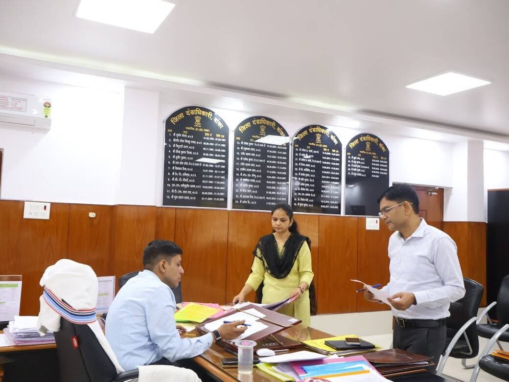 जिला पदाधिकारी, बांका श्री अंशुल अग्रवाल की अध्यक्षता में पर्यटन विकास योजनाओं एवं कला एवं संस्कृति विभाग के कार्यों की समीक्षा की गई। इस दौरान निर्माणाधीन पर्यटन परियोजनाओं की प्रगति तथा जिला युवा उत्सव-2026 के आयोजन की तैयारियों की जानकारी ली गई।
पर्यटन योजनाओं की समीक्षा के क्रम में मंदार स्थित कामधेनु मंदिर परिसर में जी+2 गेस्ट हाउस निर्माण कार्य की भौतिक प्रगति लगभग 90 प्रतिशत पाई गई। वहीं, ओढ़नी डैम में थीम पार्क एवं पार्किंग निर्माण कार्य की प्रगति लगभग 58 प्रतिशत तथा थीम पार्क के अन्य कार्यों की प्रगति लगभग 60 प्रतिशत पाई गई। मंदार हिल स्थित पापहरणी झील में मल्टीमीडिया लेजर लाइट एंड साउंड शो के इंस्टॉलेशन कार्य की प्रगति लगभग 50 प्रतिशत बताई गई। कार्यों की धीमी प्रगति पर जिला पदाधिकारी ने असंतोष व्यक्त करते हुए संबंधित पदाधिकारियों एवं कार्यकारी एजेंसियों को निर्माण कार्यों में तेजी लाने तथा सभी योजनाओं को निर्धारित समय-सीमा के भीतर गुणवत्तापूर्ण ढंग से पूर्ण कराने का निर्देश दिया।
जिला पदाधिकारी ने कहा कि बांका जिले में धार्मिक, ऐतिहासिक एवं प्राकृतिक पर्यटन की व्यापक संभावनाएं हैं। पर्यटन सुविधाओं के विस्तार से जिले के विकास एवं स्थानीय रोजगार को बढ़ावा मिलेगा।
कला एवं संस्कृति विभाग की समीक्षा के दौरान बताया गया कि जिला युवा उत्सव-2026 का आयोजन 31 अक्टूबर 2026 को पूर्वाह्न 10:00 बजे से चंद्रशेखर सिंह नगर भवन, बांका में किया जाएगा। इसके अंतर्गत चित्रकला, कविता लेखन, नुक्कड़ नाटक, लोकगीत एवं लोकनृत्य की प्रतियोगिताएं आयोजित होंगी। इच्छुक प्रतिभागियों का ऑडिशन 30 अक्टूबर 2026 को पूर्वाह्न 09:00 बजे से अपराह्न 02:00 बजे तक इसी स्थल पर होगा।
जिला पदाधिकारी ने कला एवं संस्कृति पदाधिकारी को उत्सव का व्यापक प्रचार-प्रसार कर अधिकाधिक युवाओं की भागीदारी सुनिश्चित करने का निर्देश दिया। जिला स्तरीय उत्सव में प्रथम स्थान प्राप्त करने वाले प्रतिभागियों को राज्यस्तरीय युवा उत्सव के लिए चयनित किया जाएगा। उन्होंने कहा कि इस आयोजन से जिले के प्रतिभाशाली युवाओं को अपनी कला प्रदर्शित करने एवं पहचान स्थापित करने का अवसर मिलेगा।
जिला पदाधिकारी ने सभी संबंधित पदाधिकारियों को निर्धारित समय-सीमा के भीतर कार्य पूर्ण करने तथा योजनाओं के प्रभावी क्रियान्वयन और युवा उत्सव के सफल आयोजन हेतु आवश्यक कार्रवाई सुनिश्चित करने का निर्देश दिया।