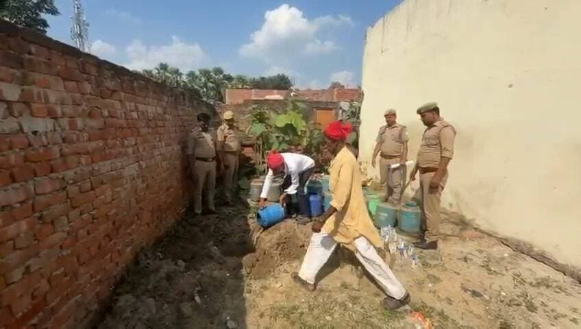 देवरिया: 62 मुकदमों से जुड़ी 540 लीटर अवैध शराब नष्ट
देवरिया। माल निस्तारण अभियान के तहत मदनपुर पुलिस ने बुधवार को 62 आबकारी मुकदमों से संबंधित 540 लीटर अवैध शराब नियमानुसार नष्ट कराई। यह कार्रवाई पुलिस अधीक्षक अभिजित आर. शंकर के निर्देशन में न्यायालय के आदेश के अनुपालन में की गई। थाना परिसर में गड्ढा खुदवाकर अधिकारियों और कर्मचारियों की मौजूदगी में शराब नष्ट की गई। पुलिस के अनुसार, माल निस्तारण की कार्रवाई नियमानुसार और पारदर्शी ढंग से की जा रही है।