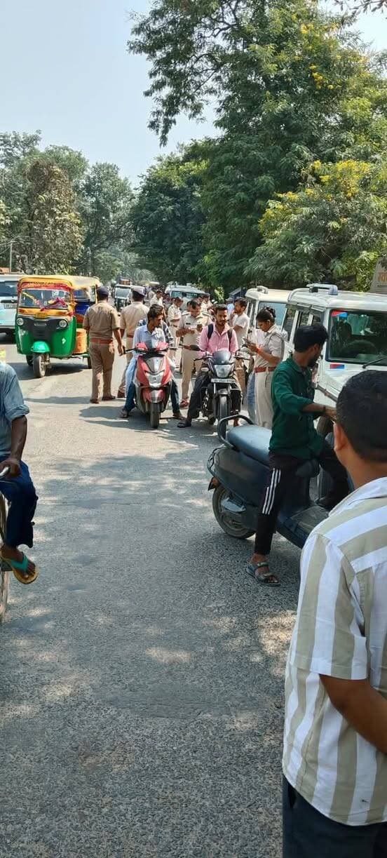जिले में सड़क सुरक्षा और यातायात नियमों के अनुपालन को लेकर परिवहन विभाग द्वारा विशेष वाहन जांच अभियान चलाया जा रहा है।*
कटिहार,14 अक्टूबर 2026 बुधवार।
*अभियान के तहत 14 अक्टूबर को कुल 262 चालान काटे गए, जिनसे 10,04,500 रुपये का जुर्माना लगाया गया ।*
अभियान के तहत महिला थाना, कटिहार के पास और सिरसा क्षेत्र में वाहनों की जांच की गई। इस दौरान यातायात नियमों का उल्लंघन करने वाले वाहन चालकों के खिलाफ नियमानुसार कार्रवाई की जा रही है।
जांच के दौरान बिना हेलमेट दोपहिया वाहन चलाने, बिना सीट बेल्ट चारपहिया वाहन चलाने, गलत दिशा में वाहन परिचालन और ओवरलोडिंग के मामलों पर विशेष नजर रखी जा रही है। इसके अलावा लंबी दूरी की बसों के दस्तावेजों और यातायात नियमों के अनुपालन की भी जांच की जा रही है।
अभियान के तहत नाबालिगों द्वारा वाहन चलाने के मामलों की भी जांच की जा रही है। वहीं, बिना पंजीकरण संचालित टोटो और ऑटो के खिलाफ कार्रवाई की जा रही है।
परिवहन विभाग ने नए वाहनों के पंजीकरण में अनावश्यक देरी करने वाले डीलरों और शोरूम संचालकों को भी नियमों का पालन करने की हिदायत दी है। बिना पंजीकरण वाहन सड़क पर चलाए जाने की स्थिति में वाहन चालक के साथ संबंधित डीलर की जिम्मेदारी भी नियमानुसार तय की जाएगी।
जिला परिवहन पदाधिकारी, कटिहार ने वाहन चालकों से यातायात नियमों का अनिवार्य रूप से पालन करने की अपील की है। उन्होंने दोपहिया वाहन चलाते समय हेलमेट पहनने, चारपहिया वाहन में सीट बेल्ट लगाने, नाबालिगों को वाहन नहीं चलाने देने और सभी आवश्यक दस्तावेज साथ रखने की आवश्यकता पर जोर दिया। साथ ही ओवरलोडिंग और यातायात नियमों के उल्लंघन से बचने की अपील की।
परिवहन विभाग के अनुसार, विशेष वाहन जांच अभियान 20 अक्टूबर तक जारी रहेगा। इसके बाद भी जिले में नियमित रूप से वाहनों की जांच की जाएगी। विभाग का उद्देश्य नियमों का उल्लंघन करने वालों पर कार्रवाई करने के साथ सड़क दुर्घटनाओं में कमी लाना और सुरक्षित यातायात के प्रति लोगों को जागरूक करना है।
जिला जनसंपर्क पदाधिकारी
कटिहार।
Information & Public Relations Department, Government of Bihar Transport Department, Government of Bihar #CMSamrat #samratchoudhary @topfans CMO Bihar