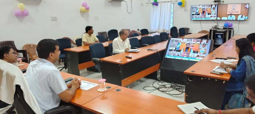*समाहरणालय कटिहार*
सूचना जनसंपर्क शाखा
प्रेस विज्ञप्ति-01
*माननीय मुख्यमंत्री,बिहार श्री सम्राट चौधरी ने किया कृषि इनपुट अनुदान का डीबीटी के माध्यम से हस्तांतरण*
**कटिहार, 14 अक्टूबर 2026।**
*अगस्त 2026 के अंतिम सप्ताह में आई भीषण बाढ़ से फसल क्षति झेलने वाले किसानों को राहत प्रदान करने की दिशा में बिहार सरकार ने महत्वपूर्ण पहल की है* ।
माननीय मुख्यमंत्री श्री सम्राट चौधरी की अध्यक्षता में मुख्यमंत्री सचिवालय स्थित संवाद भवन में आयोजित कार्यक्रम के दौरान कृषि इनपुट अनुदान योजना के तहत प्रभावित किसानों के बैंक खातों में प्रत्यक्ष लाभ अंतरण (DBT) के माध्यम से अनुदान राशि हस्तांतरित की गई।
इस अवसर पर माननीय उपमुख्यमंत्री श्री विजय कुमार चौधरी एवं श्री बिजेंद्र प्रसाद यादव तथा माननीय कृषि मंत्री श्री विजय कुमार सिन्हा उपस्थित रहे।
*#कटिहार के 2,892 किसानों को मिला लाभ*
इस क्रम में **कटिहार जिले के 2,892 किसानों के बैंक खातों में कुल ₹1,34,33,614.62 (एक करोड़ चौंतीस लाख तैंतीस हजार छह सौ चौदह रुपये एवं बासठ पैसे)** की अनुदान राशि अंतरित की गई।
इस सहायता से बाढ़ के कारण फसल क्षति झेलने वाले किसानों को कृषि कार्यों को पुनः गति देने तथा आगामी फसल की तैयारी में आर्थिक संबल मिलेगा।
*# वीडियो कॉन्फ्रेंसिंग के माध्यम से जुड़े जिला स्तरीय पदाधिकारी*
कार्यक्रम में कटिहार जिले से जिला पदाधिकारी, विशेष कार्य पदाधिकारी गोपनीय प्रशाखा अभिषेक रंजन,अपर समाहर्ता (आपदा प्रबंधन), जिला कृषि पदाधिकारी सहित अन्य जिला स्तरीय पदाधिकारी वीडियो कॉन्फ्रेंसिंग (VC) के माध्यम से शामिल हुए।
*# किसानों को समयबद्ध सहायता उपलब्ध कराना प्राथमिकता*
कृषि इनपुट अनुदान योजना का मुख्य उद्देश्य बाढ़ सहित प्राकृतिक आपदाओं के कारण फसल क्षति झेलने वाले पात्र किसानों को आर्थिक सहायता उपलब्ध कराना है, ताकि वे कृषि गतिविधियों को पुनः सुचारु रूप से संचालित कर सकें और आगामी फसल उत्पादन की तैयारी समय पर कर सकें।
बिहार सरकार किसानों के हितों की रक्षा तथा प्राकृतिक आपदाओं की स्थिति में उन्हें त्वरित राहत उपलब्ध कराने के लिए प्रतिबद्ध है। डीबीटी के माध्यम से सीधे बैंक खातों में राशि का हस्तांतरण पारदर्शिता, जवाबदेही एवं योजनाओं के प्रभावी क्रियान्वयन को सुनिश्चित करने की दिशा में महत्वपूर्ण कदम है।
**जिला प्रशासन, कटिहार एवं कृषि विभाग द्वारा किसानों को सरकारी योजनाओं का लाभ समयबद्ध, पारदर्शी एवं प्रभावी तरीके से उपलब्ध कराने के लिए निरंतर प्रयास किए जा रहे हैं।**
जिला जनसंपर्क पदाधिकारी,
कटिहार।
Information & Public Relations Department, Government of Bihar Samrat Choudhary CMO Bihar CM Samrat