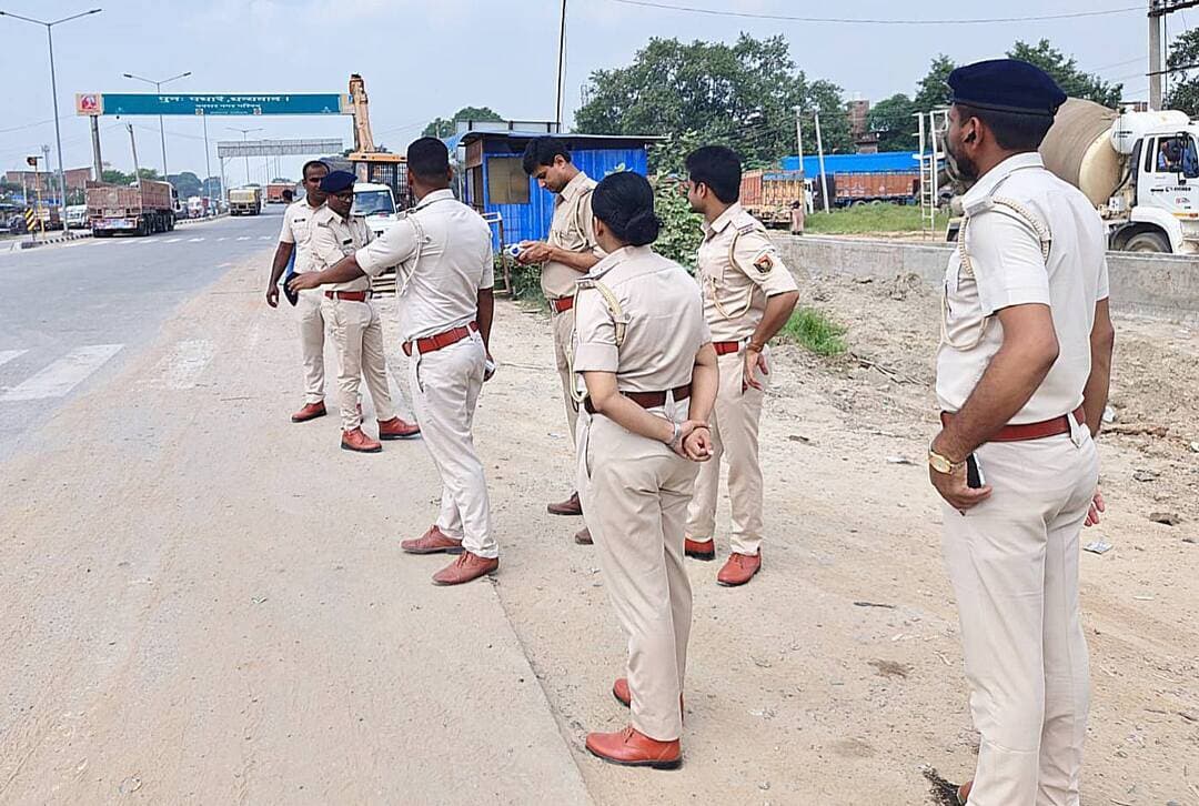 समाहरणालय बक्सर
(जिला जन संपर्क कार्यालय)
प्रेस विज्ञप्ति:- दिनांक 14 अक्टूबर 2026
आगामी त्योहार एवं सड़क सुरक्षा के आलोक में परिवहन विभाग एवं जिला पदाधिकारी बक्सर के निर्देश पर परिवहन कार्यालय का बड़ा कदम
विशेष जांच अभियान में अब तक 452 वाहनों पर कार्रवाई, 28.47 लाख से अधिक का जुर्माना 28 अक्टूबर तक निरंतर जारी रहेगा अभियान
आगामी त्योहारों विशेष रूप से दशहरा के पावन अवसर पर शांतिपूर्ण माहौल, सुगम यातायात एवं सड़क सुरक्षा सुनिश्चित करने हेतु जिला पदाधिकारी, बक्सर के सख्त निर्देशों के आलोक में जिला परिवहन कार्यालय द्वारा विशेष वाहन जांच अभियान चलाया जा रहा है।
त्योहारों के दौरान सड़कों पर सुरक्षा व्यवस्था मजबूत करने तथा आम जनता को यातायात नियमों के प्रति जागरूक करने के उद्देश्य से 01 अक्टूबर 2026 से शुरू किए गए।
इस अभियान के तहत 13 अक्टूबर 2026 तक कुल 452 वाहनों के चालान निर्गत किए गए हैं। इसके माध्यम से अब तक 28,47,300 (अट्ठाइस लाख सैंतालीस हजार तीन सौ रुपये) की जुर्माना राशि अधारित की गई है।
जिला परिवहन कार्यालय द्वारा स्पष्ट किया गया है कि परिवहन विभाग एवं जिला पदाधिकारी के निर्देशानुसार सुरक्षा और यातायात नियंत्रण से जुड़ा यह विशेष जांच अभियान 28 अक्टूबर 2026 तक निरंतर जारी रहेगा।
मुख्य जांच बिंदु एवं प्राथमिकताएँ:
त्योहारों के मौसम में सड़कों पर संभावित भीड़-भाड़ और सुरक्षा मानकों को ध्यान में रखते हुए राष्ट्रीय राजमार्गों एवं जिले के प्रमुख मुख्य मार्गों पर सघन चेकिंग अभियान चलाया जा रहा है।
जांच के मुख्य बिंदु इस प्रकार हैं:
दोपहिया वाहन चालकों द्वारा बिना हेलमेट वाहन चलाना।
चार पहिया वाहनों में सीट बेल्ट का प्रयोग न करना।
मालवाहक एवं व्यावसायिक वाहनों में ओवरलोडिंग (क्षमता से अधिक सामान ढोना) अथवा छत पर सवारी बैठाना।
वाहनों के अनिवार्य दस्तावेज (ड्राइविंग लाइसेंस, फिटनेस प्रमाणपत्र, प्रदूषण प्रमाणपत्र, बीमा एवं परमिट) अद्यतन न होना।
तेज रफ्तार (ओवर स्पीडिंग), लापरवाही से गाड़ी चलाना एवं नाबालिगों द्वारा वाहन संचालन पर रोक लगाना।
जिला परिवहन पदाधिकारी बक्सर का संदेश:
जिला पदाधिकारी बक्सर के दिशा-निर्देशों के तहत संचालित इस अभियान का मुख्य उद्देश्य केवल जुर्माना वसूलना नहीं, बल्कि आगामी दशहरा एवं त्योहारों के मौसम में सड़क दुर्घटनाओं पर अंकुश लगाना और आम जनमानस की जीवन रक्षा सुनिश्चित करना है। यह अभियान आगामी 28 अक्टूबर तक लगातार जारी रहेगा।
सभी वाहन चालकों से अपील है कि वे हेलमेट, सीट बेल्ट और गाड़ी के वैध कागजात के साथ ही सड़कों पर निकलें तथा यातायात नियमों का पालन कर खुद को और दूसरों को सुरक्षित रखें।
जिला जन संपर्क कार्यालय
बक्सर।
@top fans Information & Public Relations Department, Government of Bihar CMO Bihar Samrat Choudhary Buxar Administration Buxar Police जिला प्रशासन बक्सर #samrat4bjp #CMSamrat #IPRDBihar #IPRD_Bihar #BuxarNews #buxarcity #CMOBihar #samratchoudhary #bihar Transport Department, Government of Bihar