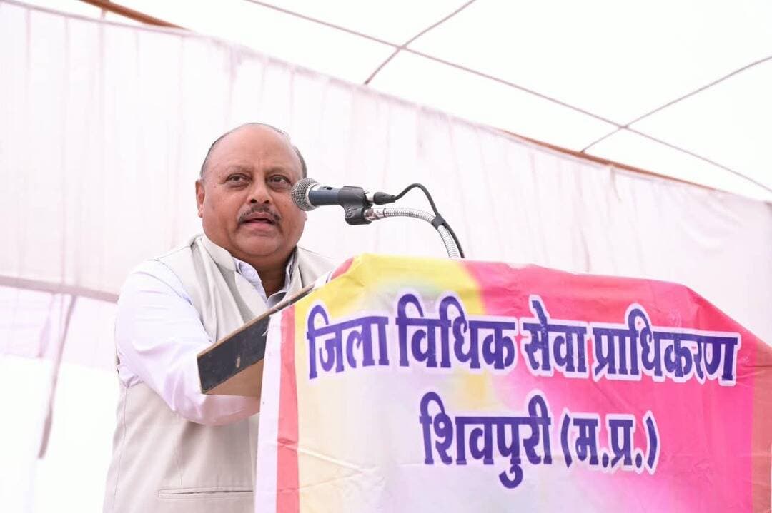 ग्राम पंचायत हातौद में वृहद विधिक साक्षरता एवं समस्या निवारण शिविर आयोजित; आमजन को मिली विधिक सहायता और योजनाओं की जानकारी
समाज के अंतिम छोर तक खड़े व्यक्ति को निःशुल्क विधिक सहायता और शासन की योजनाओं का लाभ पहुँचाने का लिया गया संकल्प
राष्ट्रीय विधिक सेवा प्राधिकरण, नई दिल्ली एवं मध्य प्रदेश राज्य विधिक सेवा प्राधिकरण, जबलपुर के आदेशानुसार तथा नालसा स्कीम के ग्रासरूट स्तर पर आयोजित होने वाले 60 दिवसीय मेगा ड्राइव जागरूकता अभियान के अंतर्गत शिवपुरी जिले की ग्राम पंचायत हातौद के ग्राम पंचायत भवन में एक वृहद विधिक साक्षरता एवं समस्या निवारण शिविर का आयोजन किया गया। कार्यक्रम की अध्यक्षता जिला विधिक सेवा प्राधिकरण शिवपुरी के अध्यक्ष एवं प्रधान जिला एवं सत्र न्यायाधीश श्री राजेन्द्र प्रसाद सोनी ने की, जबकि संचालन में जिला विधिक सेवा प्राधिकरण की सचिव श्रीमती रंजना चतुर्वेदी का विशेष समन्वय रहा।
वृहद शिविर का शुभारंभ मुख्य अतिथि प्रधान जिला एवं सत्र न्यायाधीश श्री राजेन्द्र प्रसाद सोनी ने माँ सरस्वती की प्रतिमा पर माल्यार्पण एवं दीप प्रज्वलित कर किया। इस गरिमामयी अवसर पर विशेष न्यायाधीश श्री अशोक कुमार शर्मा, अपर कलेक्टर श्री दिनेश शुक्ला, डिप्टी कलेक्टर एवं नोडल अधिकारी श्री अनूप श्रीवास्तव, जनपद पंचायत शिवपुरी की मुख्य कार्यपालन अधिकारी सुश्री सोनम जैन, सीएसपी श्री सचिन धुर्वे सहित अन्य प्रमुख प्रशासनिक अधिकारीगण उपस्थित रहे।
कार्यक्रम को संबोधित करते हुए मुख्य अतिथि प्रधान जिला एवं सत्र न्यायाधीश श्री राजेन्द्र प्रसाद सोनी ने कहा कि जिला विधिक सेवा प्राधिकरण का मुख्य उद्देश्य समाज के अंतिम छोर पर खड़े व्यक्ति तक निःशुल्क विधिक सहायता एवं सलाह पहुँचाना है। उन्होंने स्पष्ट किया कि कोई भी नागरिक केवल गरीबी या किसी अन्य अक्षमता के कारण न्याय पाने से वंचित न रह जाए, इसके लिए प्राधिकरण सदैव तत्पर है।
जिला विधिक सेवा प्राधिकरण की सचिव श्रीमती रंजना चतुर्वेदी ने उपस्थित ग्रामीणों को इस 60 दिवसीय मेगा ड्राइव के उद्देश्यों से विस्तार से अवगत कराया। उन्होंने बताया कि कई बार नागरिकों को अपने कानूनी अधिकारों और शासकीय जनकल्याणकारी योजनाओं की सही जानकारी न होने के कारण उनका लाभ नहीं मिल पाता है। इसी समस्या के समाधान और आमजन को कानूनी रूप से साक्षर करने के लिए इस शिविर का आयोजन किया गया है।
इस अवसर पर अपर कलेक्टर श्री दिनेश शुक्ला ने बताया कि शिविर में शासन के समस्त प्रमुख विभागों द्वारा अपने-अपने काउंटर लगाए गए हैं, जहाँ अधिकारी-कर्मचारी उपस्थित हैं। उन्होंने क्षेत्र के हितग्राहियों से अपील की कि वे इन काउंटरों पर पहुँचकर संबंधित योजनाओं और शासन की सेवाओं का अधिक से अधिक लाभ प्राप्त करें।
शिविर के दौरान शासन के विभिन्न प्रमुख विभागों के अधिकारियों एवं कर्मचारियों ने ग्रामीणों को उनकी विभागीय योजनाओं की जानकारी दी और पात्र व्यक्तियों के आवश्यक दस्तावेज तैयार कराए। इस सफल आयोजन में पंचायत सचिव श्री वीर सिंह गुर्जर, रोजगार सहायक श्री मिलिट्री सिंह, पैरालीगल वालेंटियर तथा जिला विधिक सेवा प्राधिकरण के कर्मचारीगण सहित बड़ी संख्या में ग्रामीण जनता उपस्थित रही।
#shivpuri