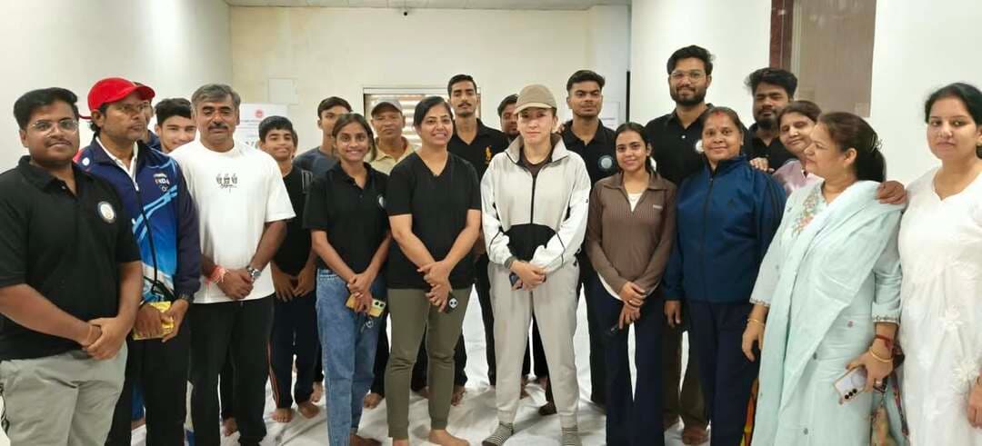 जिला खेल परिसर में योग रिट्रीट कार्यक्रम आयोजित, पुलिस अधीक्षक ने किया प्रतिभागियों का उत्साहवर्धन
श्रीमंत माधवराव सिंधिया खेल परिसर शिवपुरी में आज आयोजित योग रिट्रीट कार्यक्रम में खिलाड़ियों एवं ओम उत्थानम के युवाओं ने सहभागिता की। कार्यक्रम में SP Shivpuri श्रीमती यांगचेन डोलकर भूटिया शामिल हुईं तथा प्रतिभागियों का उत्साहवर्धन किया। स्वस्थ जीवनशैली के लिए उन्होंने योग के महत्व पर प्रकाश डालते हुए सभी से योग को अपनी दैनिक जीवनशैली का अभिन्न हिस्सा बनाने का आह्वान किया।
Department of Sports & Youth Welfare, Madhya Pradesh
#shivpuri
