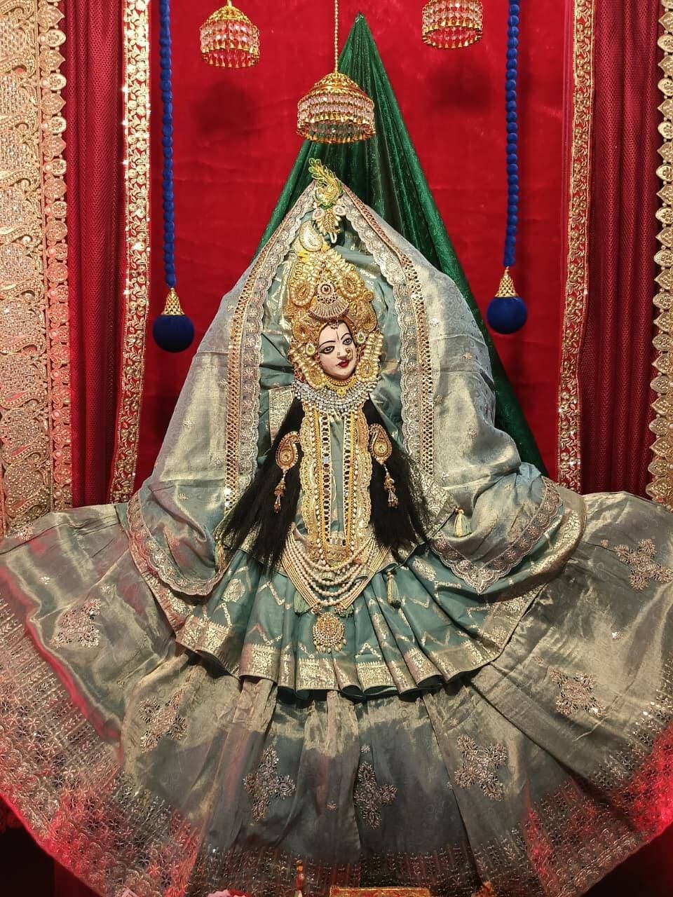खेत के कुएं में मिली थी माता की प्रतिमा, आज भव्य मंदिर में उमड़ते हैं श्रद्धालु
50 साल पुरानी आस्था का केंद्र है महाराणा प्रताप कॉलोनी का खेत वाली माता मंदिर, नवरात्रि में सुबह से लगती है भक्तों की कतार
अनोखा तीर, हरदा। खेत में बने कुएं से मिली देवी की प्रतिमा, नाम पड़ा खेत वाली माता और देखते ही देखते यह स्थान श्रद्धालुओं की अटूट आस्था का केंद्र बन गया। शहर की महाराणा प्रताप कॉलोनी स्थित खेत वाली माता मंदिर की कहानी करीब 50 साल पुरानी है। आज यहां भव्य मंदिर स्थापित है, जहां नवरात्रि के दौरान भक्तों की भीड़ उमड़ती है। शहर ही नहीं, बल्कि दूर-दराज के क्षेत्रों से भी श्रद्धालु माता के दर्शन करने, मन्नत मांगने और अपनी मनोकामनाओं की पूर्ति के लिए माथा टेकने पहुंचते हैं।
कुएं में मिली प्रतिमा से शुरू हुई आस्था की कहानी
मंदिर के पुजारी ओमप्रकाश पुरोहित बताते हैं कि करीब पांच दशक पहले खेत में बने कुएं में देवी की प्रतिमा मिली थी। इसके बाद प्रतिमा को पास ही बने एक छोटे मंदिर में स्थापित किया गया। वर्तमान भव्य मंदिर से लगभग 15 से 20 कदम की दूरी पर स्थित इसी पुराने मंदिर में माता लंबे समय तक विराजमान रहीं। समय के साथ यहां श्रद्धालुओं की आस्था बढ़ती गई और मंदिर क्षेत्र के प्रमुख धार्मिक स्थलों में शामिल हो गया। करीब एक दशक पहले यहां भव्य मंदिर का निर्माण कराया गया। इसके बाद विद्वान आचार्यों और पंडितों ने वैदिक मंत्रोच्चार के बीच विधि-विधान से माता की प्राण प्रतिष्ठा संपन्न कराई।
नवरात्रि में आस्था, आराधना और गरबा की धूम
खेत वाली माता मंदिर में नवरात्रि का विशेष महत्व है। घट स्थापना के साथ ज्वारे बोने की परंपरा हर साल निभाई जाती है। नवरात्रि शुरू होते ही सुबह से माता को जल चढ़ाने और दर्शन करने के लिए श्रद्धालुओं की कतार लगने लगती है। मंदिर परिसर में प्रतिदिन गरबा आयोजित होता है, जिसमें बालिकाएं उत्साह के साथ भाग लेती हैं। मंदिर से जुड़े अभिषेक महलवार और दीपक शुक्ला बताते हैं कि सामान्य दिनों में भी यहां बड़ी संख्या में भक्त दर्शन-पूजन के लिए आते हैं। नवरात्रि के दौरान श्रद्धालुओं की संख्या और बढ़ जाती है।
पांच दशक से कायम है श्रद्धालुओं का विश्वास
खेत के कुएं में मिली प्रतिमा से शुरू हुई यह धार्मिक परंपरा आज एक भव्य मंदिर और हजारों श्रद्धालुओं की आस्था से जुड़ चुकी है। नवरात्रि में होने वाले धार्मिक अनुष्ठान, ज्वारे स्थापना और गरबा आयोजन मंदिर की विशेष पहचान हैं। खेत वाली माता के दरबार में पहुंचने वाले भक्त श्रद्धा के साथ शीश नवाते हैं और परिवार की सुख-समृद्धि की कामना करते हैं।