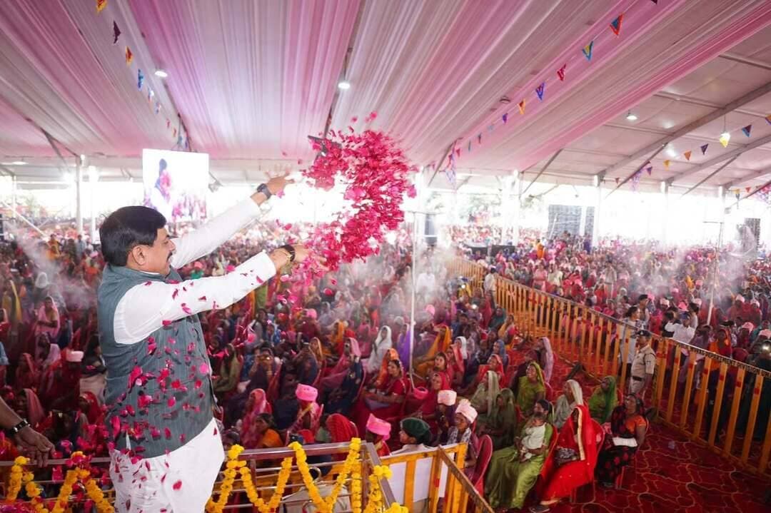 नवरात्रि पर खिले लाड़ली बहनों के चेहरे, • सीएम डॉ. मोहन ने खातों में ट्रांसफर किए 1834 करोड़
- गैस रिफ़िल के लिए महिलाओं के खातों में 115.10 करोड़ ट्रांसफर
- 87 करोड़ की लागत के 68 विकास कार्यों का लोकार्पण
- 57 करोड़ की लागत के 68 विकास कार्यों का भूमि पूजन
- क्षेत्र के विकास के लिए सीएम डॉ. यादव ने कीं अहम घोषणाएँ
भोपाल/उमरिया। 'नवरात्रि के पावन पर्व पर आज प्रदेश की 1.25 करोड़ लाड़ली बहनों को योजना की 41वीं किश्त की सौगात मिली है। राज्य सरकार बहनों के बैंक खातों में हर माह 1500 रुपए की राशि ट्रांसफर कर रही है। मुख्यमंत्री लाड़ली बहना योजना की शुरुआत से लेकर अब तक 62 हजार करोड़ रुपए से अधिक की राशि भेजी जा चुकी है। हमारी सरकार सच्चा वादा और पक्का काम के भाव से प्रदेश की जनता से किए सभी वादे पूरा करते हुए आगे बढ़ रही है। यह बात मुख्यमंत्री डॉ. यादव ने 14 अक्टूबर को उमरिया के गुरुवाही ग्राम में कही। वे 'मुख्यमंत्री लाड़ली बहना योजना राशि अंतरण एवं विभिन्न विकास कार्यों के लोकार्पण-भूमिपूजन' कार्यक्रम को संबोधित कर रहे थे। मुख्यमंत्री डॉ. मोहन यादव ने सिंगल क्लिक के माध्यम से 1.25 करोड़ पात्र महिलाओं के बैंक खातों में 41वीं किस्त की 1834 करोड़ की राशि अंतरित की। उन्होंने गैस सिलेंडर रिफिल योजना अंतर्गत 23 लाख से अधिक पात्र हितग्राहियों के खातों में सिंगल क्लिक के माध्यम से 115.10 करोड़ की अनुदान राशि अंतरित की। उन्होंने 57 करोड़ की लागत के 68 विकास कार्यों का भूमिपूजन, 87 करोड़ की लागत के 68 विकास कार्यों का लोकार्पण किया। कार्यक्रम से पहले मुख्यमंत्री डॉ. यादव ने लाड़ली बहनों पर पुष्पवर्षा कर उनका भव्य एवं दिव्य अभिनंदन किया।
इस अवसर पर मुख्यमंत्री डॉ. यादव ने कहा कि प्रदेश की आधी आबादी के कल्याण और सशक्तिकरण के लिए सरकार प्रतिबद्ध है। प्रदेश के एक चौथाई जिलों में हमारी बहनें कलेक्टर की जिम्मेदारी निभा रही हैं। उमरिया में संभागायुक्त और कलेक्टर भी हमारी बहनें हैं। उमरिया जिले के बांधवगढ़ को प्रभु श्रीराम, माता सीता और भगवान श्रीकृष्ण का विशेष आशीर्वाद मिला है। उमरिया में विरासनी देवी का आशीर्वाद लेना सौभाग्य है।
कांग्रेस ने बहनों के लिए कुछ नहीं किया
मुख्यमंत्री डॉ. यादव ने कहा कि कांग्रेस की सरकारों में प्रदेश के महिला बाल विकास विभाग का बजट केवल 350 करोड़ रुपए था, लेकिन हमारी सरकार ने 47 हजार करोड़ के बजट का प्रावधान महिला कल्याण के लिए किया है। कांग्रेस ने 55 साल में महिलाओं के लिए सिर्फ साढ़े 25 हजार करोड़ बजट खर्च किया। आज बहनों को लाड़ली बहना योजना के 1500 रुपए मिले हैं। साथ ही प्रधानमंत्री उज्ज्वला योजना के एलपीजी उपभोक्ता और गैर प्रधानमंत्री उज्ज्वला योजना श्रेणी में पात्र लाड़ली बहनो को 450 रूपये के मान से दो माह की गैस रिफिल प्रदाय अनुदान राशि दी गई है। इसके लिए प्रदेश की 23 लाख से अधिक बहनों को 115 करोड़ रुपए से अधिक राशि भेजी गई है। हमारी सरकार गैस रिफिल अनुदान के रूप में 3 साल में 1600 करोड़ की सहायता बहनों को दे चुकी है।
गोपालन और पशुपालन पर विशेष जोर
मुख्यमंत्री डॉ. यादव ने कहा कि प्रदेश में दूध उत्पादन को प्रोत्साहित करने के लिए गोपालन और पशुपालन पर विशेष जोर दिया जा रहा है। हमारी सरकार ने डॉ. भीमराव अंबेडकर कामधेनु योजना शुरू की है। इसके अंतर्गत डेयरी व्यवसाय शुरू करने पर विशेष अनुदान का प्रावधान किया गया है। योजना के अंतर्गत 25 गाय खरीदने पर 10 लाख रुपए तक की सब्सिडी मिलती है। किसान भाई-बहन दूध उत्पादन से अपनी आय बढ़ाएं और प्रदेश को समृद्ध बनाने में योगदान दें। उन्होंने कहा कि राज्य सरकार बहन-बेटियों को आगे बढ़ाने के लिए संकल्पित है। उमरिया सहित आसपास के जिलों को भी स्लीमनाबाद टनल का लाभ मिलेगा। सिंचाई के पर्याप्त जल मिलेगा। राज्य सरकार ने पर्यटन को प्रोत्साहित करने के लिए होमस्टे योजना की शुरुआत की है। हमारे जनजातीय भाई-बहन पर्यटकों के लिए सर्वसुविधायुक्त होमस्टे तैयार करें। इसके लिए सरकार 3 लाख रुपए तक अनुदान प्रदान करेंगी।
गरीबों के साथ हर मुश्किल समय में साथ खड़ी सरकार
मुख्यमंत्री डॉ. यादव ने कहा कि प्रदेश की धरती पर चीतों की आबादी भी तेजी से बढ़ रही है। कान्हा नेशनल पार्क में असम से भैंसें लाकर बसाए गए हैं। प्रदेश के वन और वन्यप्राणियों को आबाद रखना सरकार का प्रमुख दायित्व है। बांधवगढ़ राष्ट्रीय उद्यान में हाथियों की संख्या अधिक है। अगर हाथी के हमले में किसी व्यक्ति की जान जाती हैं तो मृतक के निकटतम परिजन को 25 लाख रुपए का मुआवजा मिलेगा। राज्य सरकार ने गरीब-जरूरतमंदों की सहायता के लिए एयर एंबुलेंस की शुरुआत की है। राहवीर योजना में भी सहायता करने वाले को 25 हजार की प्रोत्साहन राशि दी जाती है। पात्र आयुष्मान धारकों का 5 लाख रुपए तक के नि:शुल्क इलाज की सुविधा मिल रही है। हमारी सरकार गरीबों के साथ हर मुश्किल समय में साथ खड़ी है।
आर्थिक रूप से सशक्त हो रही बहनें
मुख्यमंत्री डॉ. यादव ने कहा कि प्रदेश में 65 लाख बहनें स्व-सहायता समूहों से जुड़ी हैं और आर्थिक रूप से सशक्त होने के साथ रोजगार पा रही हैं। इनमें से 25 प्रतिशत लखपति दीदीयां शामिल हैं। राज्य सरकार रोजगार आधारित उद्योगों में काम करने पर बहनों को अलग से 5000 रुपए की वेतन में सहायता दे रही है।
136 विकास कार्यों का लोकार्पण एवं भूमि-पूजन
मुख्यमंत्री डॉ. यादव ने कहा कि उमरिया जिले के समग्र विकास के लिए कुल 144 करोड़ रुपये की लागत के 136 विकास कार्यों का लोकार्पण और भूमि-पूजन हुए हैं। इनमें 87 करोड़ रुपये की लागत के 68 कार्यों का लोकार्पण और 57 करोड़ रुपये की लागत के 68 कार्यों का भूमि-पूजन शामिल है। इन विकास कार्यों में बांधवगढ़ और मानपुर विधानसभा क्षेत्रों के कार्य भी शामिल हैं। हमारी सरकार लगातार विकास के लिए आगे रहते हुए कार्य कर रही है।
किसानों को मिल रही सौगात
अनुसूचित जाति कल्याण मंत्री एवं उमरिया जिले के प्रभारी नागर सिंह चौहान ने कहा कि मुख्यमंत्री डॉ. यादव के नेतृत्व में उमरिया की लाड़ली बहनों, गरीब, किसान और युवाओं को विभिन्न योजनाओं का लाभ मिल रहा है। प्रधानमंत्री मोदी के मार्गदर्शन में प्रदेश की बहनें आर्थिक रूप से सशक्त होकर विकसित भारत के लिए अपनी भूमिका निभा रही हैं। उन्होंने कहा कि किसान कल्याण वर्ष में प्रदेश के किसानों को सोलर पंप और पीएम किसान सम्मान निधि की सौगात मिल रही है।
जून 2023 से अब तक 41 किस्तों का अंतरण
उल्लेखनीय है कि लाड़ली बहना योजना के अंतर्गत जून 2023 में लगभग 1.25 करोड़ से अधिक लाभार्थी बहनों को पहली मासिक आर्थिक सहायता राशि भेजी गई थी। अब तक बहनों को 41 किश्तों का भुगतान किया जा चुका है। इसके अलावा रक्षाबंधन के त्योहार पर लाड़ली बहनों को 4 बार 250-250 रुपये की विशेष सहायता राशि सगुन के रूप में दी गई। महिलाओं को लगातार आर्थिक सहायता प्रदान करने के लिए राज्य सरकार ने वित्तीय वर्ष 2026-27 के लिए योजना में 23,882.81 करोड़ रुपए के बजट प्रावधान किया है।
मुख्यमंत्री डॉ. यादव की प्रमुख घोषणाएं
- मुख्यमंत्री डॉ. यादव ने स्थानीय जनप्रतिनिधियों की मांग पर उमरिया में सांदीपनि विद्यालय बनाने की घोषणा की।
- उमरिया के मानपुर में सामुदायिक स्वास्थ्य केंद्र का नया भवन बनाया जाएगा।
- मानपुर के सामुदायिक स्वास्थ्य केंद्र को सिविल हॉस्पिटल का दर्जा मिलेगा।
- उमरिया में पर्यटन गतिविधियों को प्रोत्साहन देने के लिए सभी जरूरी कदम उठाएंगे।
- सामाजिक क्षेत्र में सक्रिय संस्थाओं को एक चौथाई मूल्य पर भूमि आवंटित की जाएगी
- उमरिया जिले के अमरपुर नगर को तहसील के रूप में विकसित किया जाएगा।