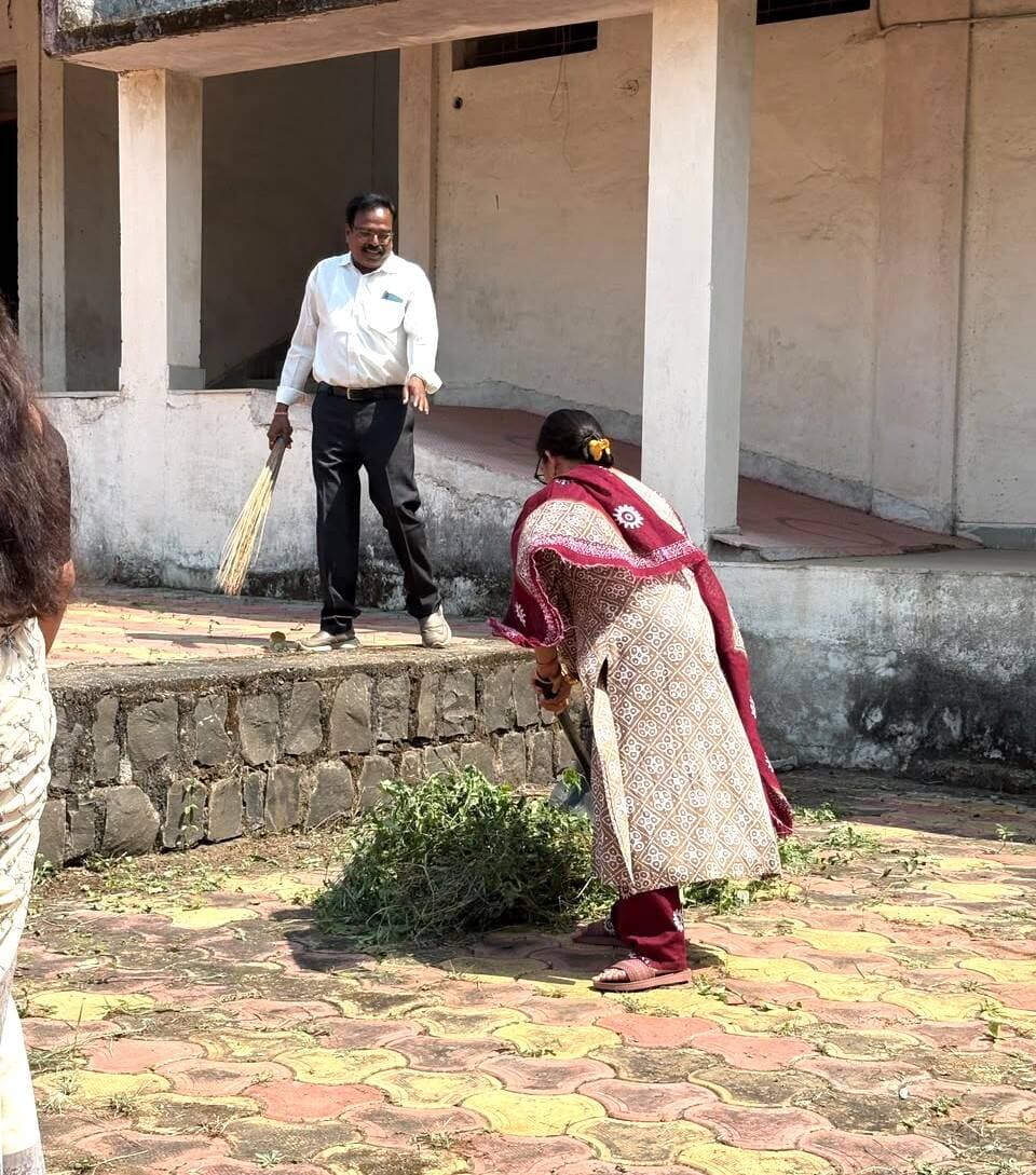 सेवा संकल्प अभियान 2026 : इंदिरा गांधी शासकीय पॉलीटेक्निक महाविद्यालय छिंदवाड़ा में स्वच्छता अभियान आयोजित
विद्यार्थियों एवं स्टाफ सदस्यों ने श्रमदान कर दिया स्वच्छता और पर्यावरण संरक्षण का संदेश
============================
सेवा संकल्प अभियान-2026 के अंतर्गत “सेवा मेरा योगदान” थीम के तहत विगत दिवस इंदिरा गांधी शासकीय पॉलीटेक्निक महाविद्यालय छिंदवाड़ा में स्वच्छता अभियान आयोजित किया गया। इस अवसर पर महाविद्यालय के विद्यार्थियों एवं स्टाफ सदस्यों ने श्रमदान कर साफ-सफाई की तथा स्वच्छता और पर्यावरण संरक्षण का संदेश दिया।
महाविद्यालय के प्राचार्य डॉ.आलोक कुमार यादव ने कहा कि स्वच्छ भारत का सपना तभी पूरा होगा, जब हर नागरिक इसमें अपना योगदान देगा। उन्होंने विद्यार्थियों एवं स्टाफ सदस्यों से स्वच्छता को दैनिक जीवन का हिस्सा बनाने तथा पर्यावरण संरक्षण के प्रति जागरूक और जिम्मेदार रहने का आह्वान किया।
अभियान के दौरान सभी ने सामूहिक श्रमदान कर यह संदेश दिया कि स्वच्छता केवल व्यक्तिगत जिम्मेदारी नहीं, बल्कि सभी का सामूहिक दायित्व है। इस अवसर पर पर्यावरण संतुलन बनाए रखने, स्वच्छता अपनाने और प्रकृति के संरक्षण के लिए शपथ भी दिलाई गई।
कार्यक्रम का संचालन श्रीमती नीलम खासकलम ने किया तथा आभार प्रदर्शन श्री राकेश कुमार कावरे ने किया। इस अवसर पर श्री ओम कटकवार, श्रीमती शाइस्ता अंसारी, श्रीमती ममता बघेल, श्रीमती स्वाति चौरसिया, श्रीमती शैली कराड़े, कुमारी ज्योति कामडे सहित महाविद्यालय के अन्य स्टाफ सदस्य उपस्थित थे ।
#सेवा_संकल्प_अभियान
#procwa #छिन्दवाड़ा
#JansamparkMP
Jansampark Madhya Pradesh
