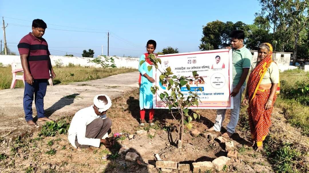 शक्ति से सृजन अभियान के तहत वृक्ष पूजन कर प्रकृति संरक्षण के प्रति किया जागरूक
==========================
जिले के विकासखंड जुन्नारदेव में मध्यप्रदेश जन अभियान परिषद के नवांकुर सखी प्रकृति-संस्कृति संरक्षण कार्यक्रम के तहत शक्ति से सृजन अभियान आयोजित किया गया। अभियान के अंतर्गत विकासखंड जुन्नारदेव के सेक्टर क्रमांक 3, पाला चौरई की नवांकुर संस्था पंख सामाजिक विकास संस्थान जुन्नारदेव द्वारा वृक्ष पूजन कार्यक्रम आयोजित किया गया।
इस अवसर पर मातृशक्तियों द्वारा विधि-विधान से वृक्ष पूजन कर प्रकृति एवं पर्यावरण संरक्षण का संदेश दिया गया। कार्यक्रम में वृक्षों के महत्व, पर्यावरण संतुलन तथा भारतीय संस्कृति में प्रकृति के प्रति श्रद्धा, आस्था एवं सम्मान की परंपरा पर प्रकाश डाला गया।
जिला समन्वयक श्री अखिलेश जैन ने बताया कि यह अभियान 11 अक्टूबर से 19 अक्टूबर तक संचालित किया जा रहा है। इसके अंतर्गत प्रतिदिन अलग-अलग गतिविधियों के अनुसार कार्यक्रम आयोजित किए जा रहे हैं। कार्यक्रम में प्रमुख रूप से विकासखंड समन्वयक श्री संजय बामने, श्री राजकुमार डहेरिया, श्रीमती दुर्गा उईके, श्रीमती लज्जा पवार एवं श्री शिवराम उपस्थित थे। कार्यक्रम के माध्यम से संदेश दिया गया कि "वृक्ष हैं तो जीवन है, प्रकृति है तो भविष्य है। प्रकृति का सम्मान करें, वृक्षों का संरक्षण करें और हरित भविष्य का निर्माण करें।"
#सेवा_संकल्प_अभियान
#procwa #छिन्दवाड़ा
#JansamparkMP
Jansampark Madhya Pradesh