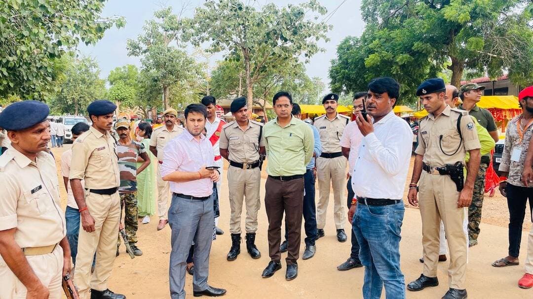 समाहरणालय, कैमूर*
=================
जिला जनसम्पर्क कार्यालय*
==================
प्रेस विज्ञप्ति*
दिनांक 14.10.2026*
==================
माँ मुंडेश्वरी धाम में विधि-व्यवस्था, यातायात एवं पार्किंग प्रबंधन को लेकर जिला पदाधिकारी ने किया औचक निरीक्षण
कैमूर, दिनांक 14 अक्टूबर 2026। माँ मुंडेश्वरी धाम में श्रद्धालुओं एवं पर्यटकों की सुविधा, सुगम यातायात तथा विधि-व्यवस्था संधारण सुनिश्चित करने के उद्देश्य से जिला पदाधिकारी, कैमूर द्वारा धाम का औचक निरीक्षण किया गया। निरीक्षण के दौरान प्रतिनियुक्त दंडाधिकारियों की उपस्थिति, ब्रीफिंग की व्यवस्था, वाहनों के आवागमन तथा मंदिर तक ऊपर जाने एवं नीचे आने वाले वाहनों के परिचालन की व्यवस्था का जायजा लिया गया। इस दौरान संबंधित पदाधिकारियों को यातायात प्रबंधन, पार्किंग व्यवस्था एवं श्रद्धालुओं की सुविधा से जुड़े आवश्यक दिशा-निर्देश दिए गए।
निरीक्षण के क्रम में वाहनों के सुव्यवस्थित परिचालन एवं पार्किंग की समुचित व्यवस्था हेतु चार पार्किंग स्थलों को चिह्नित किया गया। इनमें माँ मुंडेश्वरी होटल के बगल में, होटल रंगमंच के पास, मुंडेश्वरी पार्क से सटे स्थान पर तथा हनुमान गढ़ी रोड के पास स्थित पार्किंग स्थल शामिल हैं। जिला पदाधिकारी ने सभी चिह्नित पार्किंग स्थलों को सुदृढ़ एवं व्यवस्थित बनाने तथा वहाँ स्पष्ट होर्डिंग लगाने का निर्देश दिया। साथ ही, प्रत्येक पार्किंग स्थल पर प्रवेश (Entry) एवं निकास (Exit) मार्ग को स्पष्ट रूप से प्रदर्शित करने का निर्देश दिया, ताकि श्रद्धालुओं एवं पर्यटकों को पार्किंग तथा वाहनों के आवागमन में किसी प्रकार की असुविधा न हो।
जिला पदाधिकारी ने निर्देश दिया कि मंदिर के ऊपर जाने एवं नीचे आने वाले वाहनों के परिचालन को सुव्यवस्थित रखा जाए। श्रद्धालुओं एवं पर्यटकों की सुरक्षा तथा यातायात को सुचारु बनाए रखने के लिए आवश्यक स्थलों पर ड्रॉप गेट, बैरिकेडिंग एवं बैरियर लगाने की व्यवस्था सुनिश्चित की जाए। भीड़ एवं वाहनों के दबाव को नियंत्रित करने, अनावश्यक वाहनों के प्रवेश पर रोक लगाने तथा आवागमन को व्यवस्थित रखने के लिए इनका प्रभावी उपयोग किया जाए। विधि-व्यवस्था एवं यातायात प्रबंधन के लिए प्रतिनियुक्त दंडाधिकारी एवं पुलिस पदाधिकारी निर्धारित स्थलों पर पर्याप्त संख्या में उपस्थित रहकर अपने दायित्वों का निर्वहन करेंगे तथा यातायात व्यवस्था की सतत निगरानी सुनिश्चित करेंगे।
निरीक्षण के दौरान हनुमान गढ़ी रोड की स्थिति खराब पाई गई तथा सड़क पर कई गड्ढे पाए गए। इस पर जिला पदाधिकारी ने संबंधित कार्यपालक अभियंता को तत्काल सड़क की मरम्मत कराने एवं गड्ढों को भरकर आवागमन सुगम बनाने का निर्देश दिया, ताकि श्रद्धालुओं एवं पर्यटकों को आवागमन में किसी प्रकार की परेशानी नहीं हो।
इसके अतिरिक्त, जिला पदाधिकारी ने माँ मुंडेश्वरी मंदिर न्यास के सचिव को निर्देश दिया कि न्यास के अंतर्गत कार्यरत सभी वॉलंटियरों को विधि-व्यवस्था संधारण में सक्रिय रूप से लगाया जाए तथा श्रद्धालुओं के आवागमन को सुचारु बनाए रखने में उनका समुचित सहयोग सुनिश्चित किया जाए। न्यास के अंतर्गत आने वाली व्यवस्थाओं एवं संसाधनों को सुव्यवस्थित एवं स्वच्छ रखने तथा श्रद्धालुओं की सुविधा के अनुरूप सभी आवश्यक प्रबंध सुनिश्चित करने का भी निर्देश दिया गया।
जिला पदाधिकारी ने न्यास के अंतर्गत संचालित सभी वाहनों की नियमित जाँच एवं समुचित रखरखाव सुनिश्चित करने का निर्देश दिया। सभी वाहनों को चालू हालत में, स्वच्छ एवं परिचालन के लिए तैयार रखा जाए। वाहनों की तकनीकी स्थिति, ब्रेक, टायर, लाइट, ईंधन एवं अन्य आवश्यक उपकरणों की नियमित जाँच कराई जाए तथा वाहनों के परिचालन हेतु पर्याप्त संख्या में चालकों की उपलब्धता सुनिश्चित की जाए, ताकि आवश्यकता के समय वाहनों का सुचारु रूप से उपयोग किया जा सके।
उन्होंने निर्देश दिया कि किसी भी वाहन में तकनीकी खराबी आने की स्थिति में तत्काल मरम्मत कराने हेतु मैकेनिक एवं आवश्यक तकनीकी सहायता की व्यवस्था उपलब्ध रखी जाए। आपात स्थिति में श्रद्धालुओं एवं पर्यटकों के आवागमन में बाधा उत्पन्न न हो, इसके लिए वैकल्पिक वाहन की व्यवस्था भी सुनिश्चित की जाए। त्वरित कार्रवाई के लिए संबंधित कर्मियों एवं मैकेनिक के संपर्क विवरण उपलब्ध रखने तथा वाहनों के रखरखाव एवं मरम्मत का नियमित रिकॉर्ड संधारित करने का निर्देश दिया गया, ताकि न्यास के वाहनों की उपलब्धता एवं परिचालन व्यवस्था निर्बाध बनी रहे।
जिला पदाधिकारी ने संबंधित पदाधिकारियों को निर्देशित किया कि माँ मुंडेश्वरी धाम में विधि-व्यवस्था, यातायात प्रबंधन, पार्किंग एवं वाहन परिचालन की समुचित व्यवस्था को प्राथमिकता देते हुए सभी आवश्यक तैयारियाँ समय पर पूरी की जाएँ। पार्किंग स्थलों, प्रमुख मार्गों, संवेदनशील स्थानों तथा मंदिर के ऊपर जाने एवं नीचे आने वाले मार्गों पर आवश्यकतानुसार ड्रॉप गेट एवं बैरिकेडिंग की व्यवस्था करते हुए प्रवेश एवं निकास को नियंत्रित रखा जाए। सभी संबंधित पदाधिकारी आपसी समन्वय के साथ अपने दायित्वों का निर्वहन सुनिश्चित करें, ताकि माँ मुंडेश्वरी धाम आने वाले श्रद्धालुओं एवं पर्यटकों को सुरक्षित, सुगम एवं व्यवस्थित आवागमन की सुविधा उपलब्ध हो सके।
#MundeshwariDham #Kaimur #TrafficManagement #LawAndOrder #BiharTourism #kaimur #kaimurdm #samratchoudhary #CMSamrat
Information & Public Relations Department, Government of Bihar