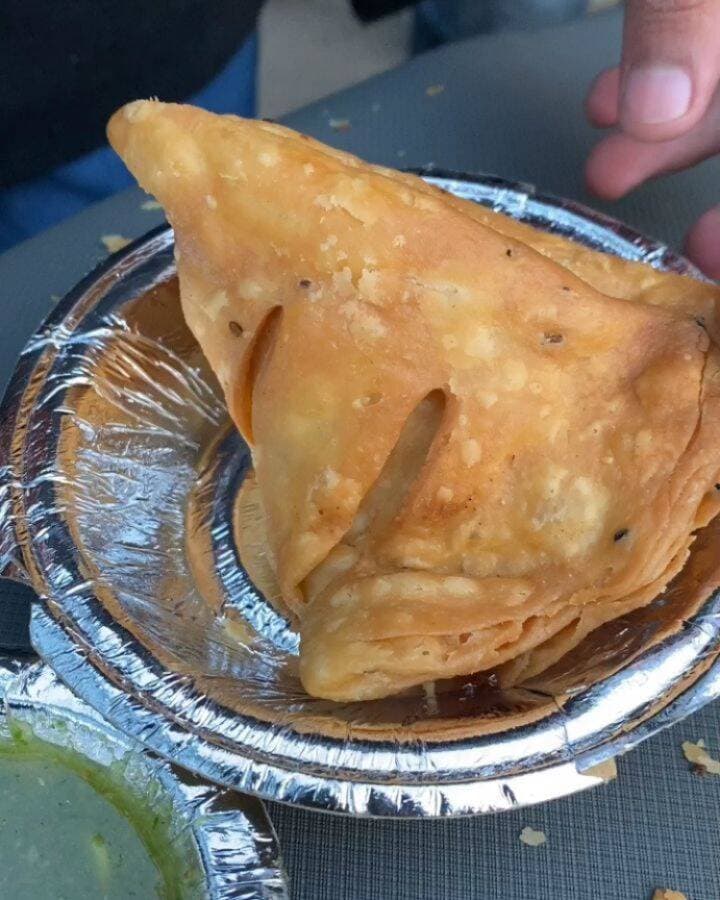 Have you Ever tried Noodles Samosa?
Do follow @bhukkad_prayagi ❤️
Tap follow button and help me to reach 5k followers!!!
📌 Samosa Gupta,Katra, Prayagraj
Price -15rs
#samosa #foodie #food #indianfood #foodporn #foodphotography #foodblogger #foodstagram #instafood #streetfood #yummy #homemade #kachori #panipuri #foodlover #jalebi #bhfyp #rasmalai #snacks #samosalover #gulabjamun #rasgulla #delicious #samosas #golgappa #ladoo #springrolls #chaat #indianstreetfood #makananindia