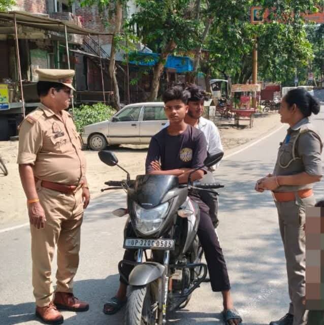 बाराबंकी में मिशन शक्ति के तहत एंटी रोमियो टीम का एक्शन, स्कूल-कॉलेज और बाजारों में शोहदों की हुई चेकिंग!
एसपी रवीना त्यागी के निर्देश पर बाराबंकी पुलिस ने मिशन शक्ति फेज-6 के तहत एंटी रोमियो अभियान चलाया। बाजारों, स्कूलों और धार्मिक स्थलों पर मनचलों से पूछताछ कर कार्रवाई की और महिलाओं को जागरूक किया।
#MissionShakti #barabankipolice #viralpost
