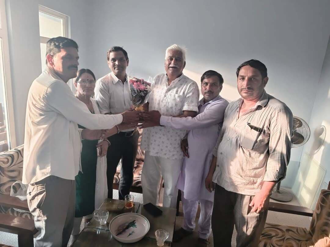 इनेलो के नवनियुक्त राष्ट्रीय प्रधान महासचिव एवं अहीरवाल के दिग्गज नेता रघु यादव को पुष्पगुच्छ भेट कर दी बधाई::
रघु यादव अहम जिम्मेदारी देने से इनेलो होगी मज़बूत:: रजवन्त डहीनवाल
आज इनेलो पदाधिकारियों ने जलयुद्ध नायक रघु यादव के निवास पर पहुँचकर उनको पार्टी शीर्ष नेतृत्व द्वारा अहम जिम्मेदारी देने पर पुष्पगुच्छ भेट कर बधाई दी। इनेलो प्रवक्ता एडवोकेट रजवन्त डहीनवाल ने बताया कि पूर्व विधायक रघु यादव के इनेलो पार्टी में आने से जहां पार्टी को मजबूती मिलेगी वहीं लगातार इनेलो पार्टी के साथ जुड़े हुए कार्यकर्ताओं का भी हौसला बढ़ेगा वही अहीरवाल में इनेलो पार्टी का ग्राफ भी बढ़ेगा। इनेलो प्रवक्ता ने कहा कि अब प्रदेश में जनता इनेलो पार्टी एवं चौ अभय चौटाला की ओर उम्मीद भरी नजरों से देख रही है क्योंकि आज लगातार जनता के बीच रहकर उनकी समस्या को हल करने के लिए प्रयास करते है आज हर वर्ग सरकार की नीतियों से परेशान है चारों ओर समस्याओं का अम्बार लगा है जनता को कोई सुनने वाला नहीं। युवा बेरोजगार है हर तरफ भ्रष्टाचार का बोलबाला है , जिसको भी देखो सरकार ने लाइन में खड़ा करने का काम किया जिससे अब जनता का सरकार से मोहभंग हो गया है वहीं मुख्य विपक्षी दल कांग्रेस में आए दिन जूतम पैजार की खबरे आती है ओर अपने वर्चस्व की लडाई में व्यस्त है अब इनेलो पार्टी ही लगातार किसान कमेरे, बेरोजगारो के हको की लडाई लड़ रही है आने वाला समय अब इनेलो का जिसका सत्ता में लाने का मन जनता बना चुकी है।
इस अवसर पर इनेलो महिला प्रधान कमला शर्मा, वरिष्ठ इनेलो नेता जितेन्द्र देशवाल, जिला महासचिव पुरुषोत्तम सोनी, जोन प्रभारी रविन्द्र यादव करनावास, एडवोकेट नितेश यादव
ने भी रघु यादव को बधाई दी।
जारीकर्ता
एडवोकेट रजवन्त डहीनवाल प्रदेश प्रवक्ता इनेलो
9416904900