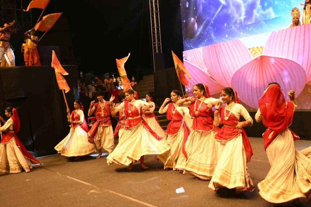 चित्रकूट में अंतरराष्ट्रीय श्रीरामलीला उत्सव का राघव प्रयाग घाट पर शुभारंभ
श्रीराम जन्म और बाल लीला की प्रस्तुति ने मोहा मन, थाईलैंड के कलाकारों से शुभारंभ
सतना 13 अक्टूबर 2026/मध्यप्रदेश शासन के संस्कृति विभाग, श्रीरामचंद्र पथ गमन न्यास द्वारा मंगलवार की संध्या पर चित्रकूट के राघव प्रयाग घाट पर #सतना सांसद श्री Ganesh Singh , चित्रकूट विधायक श्री Surendra Singh Gaharwar , संतोषी अखाड़ा के श्री महंत रामजी दास जी महाराज, श्री कामदगिरी प्रमुख द्वार के महंत श्री मदन दास जी महाराज, दीनदयाल शोध संस्थान के संगठन सचिव श्री अभय महाजन, नगर पंचायत चित्रकूट की अध्यक्ष सुश्री साधना पटेल, तुलसी शोध संस्थान की निदेशक श्रीमती मंजूषा जौहरी द्वारा दीप प्रज्ज्वलित कर अंतरराष्ट्रीय श्रीरामलीला उत्सव का भव्य शुभारंभ किया गया। राघव प्रयाग घाट पर 19 अक्टूबर तक चलने वाले सात दिवसीय आयोजन में भारत सहित विदेशों की रामलीला और पारंपरिक कला शैलियों के जरिए प्रभु श्रीराम के जीवन-चरित्र, आदर्शों और रामकथा की विविध सांस्कृतिक परंपराओं का मंचन किया जाएगा।
पहले दिन थाईलैंड का ‘श्री रामाकेन दल’ यूनेस्को की अमूर्त सांस्कृतिक विरासत में शामिल खोन नृत्य शैली के माध्यम से श्रीराम जन्म और बाल लीला की प्रस्तुति हुई। जिसमें श्रीराम जन्म, विश्वामित्र आगमन, ताड़का वध और अहिल्या उद्धार के प्रसंगों का मंचन किया गया। थाईलैंड की पारंपरिक खोन नृत्य शैली इस प्रस्तुति का प्रमुख आकर्षण का केंद्र रही। थाईलैंड की रामायण ‘रामाकियन’ और भारतीय रामकथा के प्रसंग अंतरराष्ट्रीय श्रीरामलीला उत्सव के मंच पर एक साथ नजर आए। थाईलैंड के कलाकारों ने पारंपरिक खोन नृत्य-नाटिका के माध्यम से स्वर्ण मृग प्रसंग, सीता हरण और भगवान श्रीराम-रावण युद्ध का मंचन किया। संस्कृति विभाग मध्यप्रदेश की पहल पर आयोजित इस उत्सव में विदेशी रामायण परंपराओं को शामिल करने का उद्देश्य दर्शकों को रामकथा के वैश्विक स्वरूप से परिचित कराना है। उतने ही आतुर दिखे दर्शक जिन्हें यह जानने की विशेष जिज्ञासा रही कि आखिर प्रभु श्री राम को थाईलैंड में किस रूप में जाना जाता है।
रामायण के प्रमुख प्रसंगों को जीवंत करेंगे
उत्सव में रूस के मास्को से आए ‘दिशा रामलीला’ दल के साथ आंध्र प्रदेश और तेलंगाना के कलाकार भी अपनी पारंपरिक मंचन शैलियों में रामायण के प्रमुख प्रसंगों को जीवंत करेंगे। मध्यप्रदेश शासन के संस्कृति विभाग, श्रीरामचंद्र पथ गमन न्यास और वीर भारत न्यास के तत्वावधान में आयोजित इस महोत्सव में प्रतिदिन शाम 6.30 बजे से प्रस्तुतियां होंगी। आयोजन विशाला सांस्कृतिक एवं लोकहित समिति, उज्जैन की देखरेख में किया जा रहा है।
एक मंच पर अलग-अलग देशों की रामकथा परंपराएं
रूस के मास्को का ‘दिशा रामलीला’ दल रावण वध और श्रीरामराज्य जैसे प्रसंग प्रस्तुत करेगा। आंध्र प्रदेश के कलाकार यक्षगान शैली में सीता स्वयंवर और तेलंगाना के कलाकार चंडू भागवतम् शैली में सीता हरण का मंचन करेंगे।
थाई रामकथा से परिचित होंगे दर्शक
थाईलैंड में प्रचलित रामकथा परंपरा में भगवान श्रीराम के चरित्र की विशिष्ट सांस्कृतिक अभिव्यक्ति देखने को मिलेगी। कलाकारों की प्रस्तुतियों के भाव और प्रसंग दर्शकों तक पहुंचाने के लिए अनुवादक की व्यवस्था रहेगी।
सात दिन तक सांस्कृतिक प्रस्तुतियां
13 अक्टूबर शुरू होकर 19 अक्टूबर तक राघव प्रयाग घाट पर प्रतिदिन शाम 6.30 बजे से कार्यक्रम होंगे। दक्षिण मध्य क्षेत्र सांस्कृतिक केंद्र, नागपुर और भारतीय सांस्कृतिक संबंध परिषद, नई दिल्ली का आयोजन में विशेष सहयोग रहेगा।
CM Madhya Pradesh
Dr Mohan Yadav
#JansamparkMP